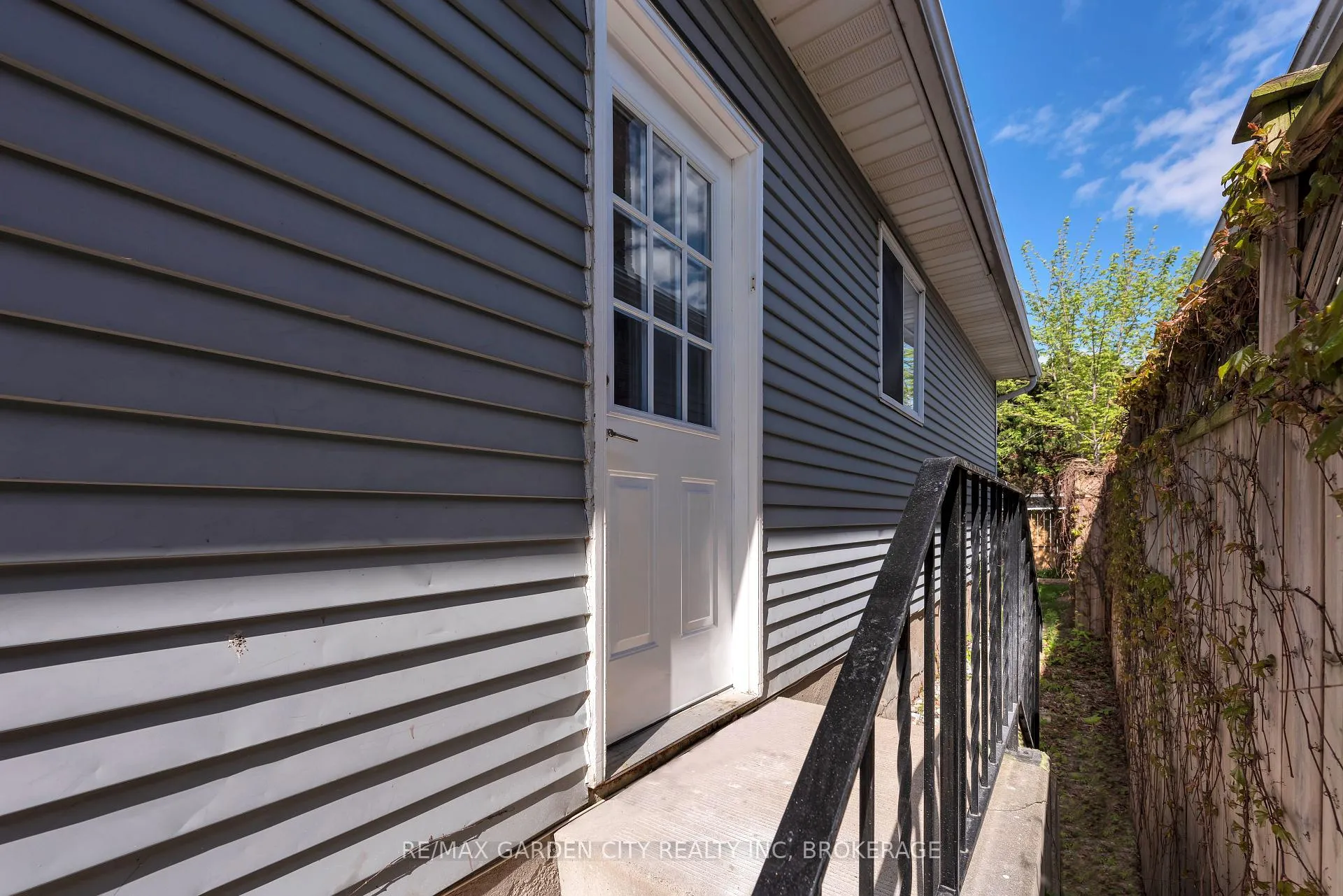 Photo 2 of 54 Bogart Street, St. Catharines, Port Weller — HOMEH