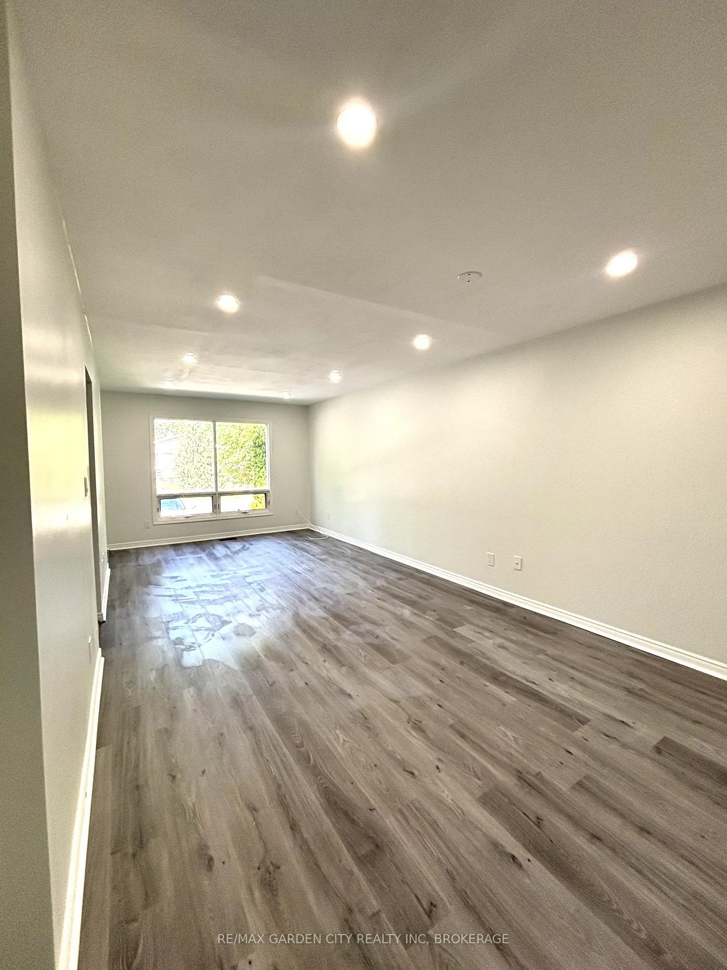 Photo 6 of 54 Bogart Street, St. Catharines, Port Weller — HOMEH