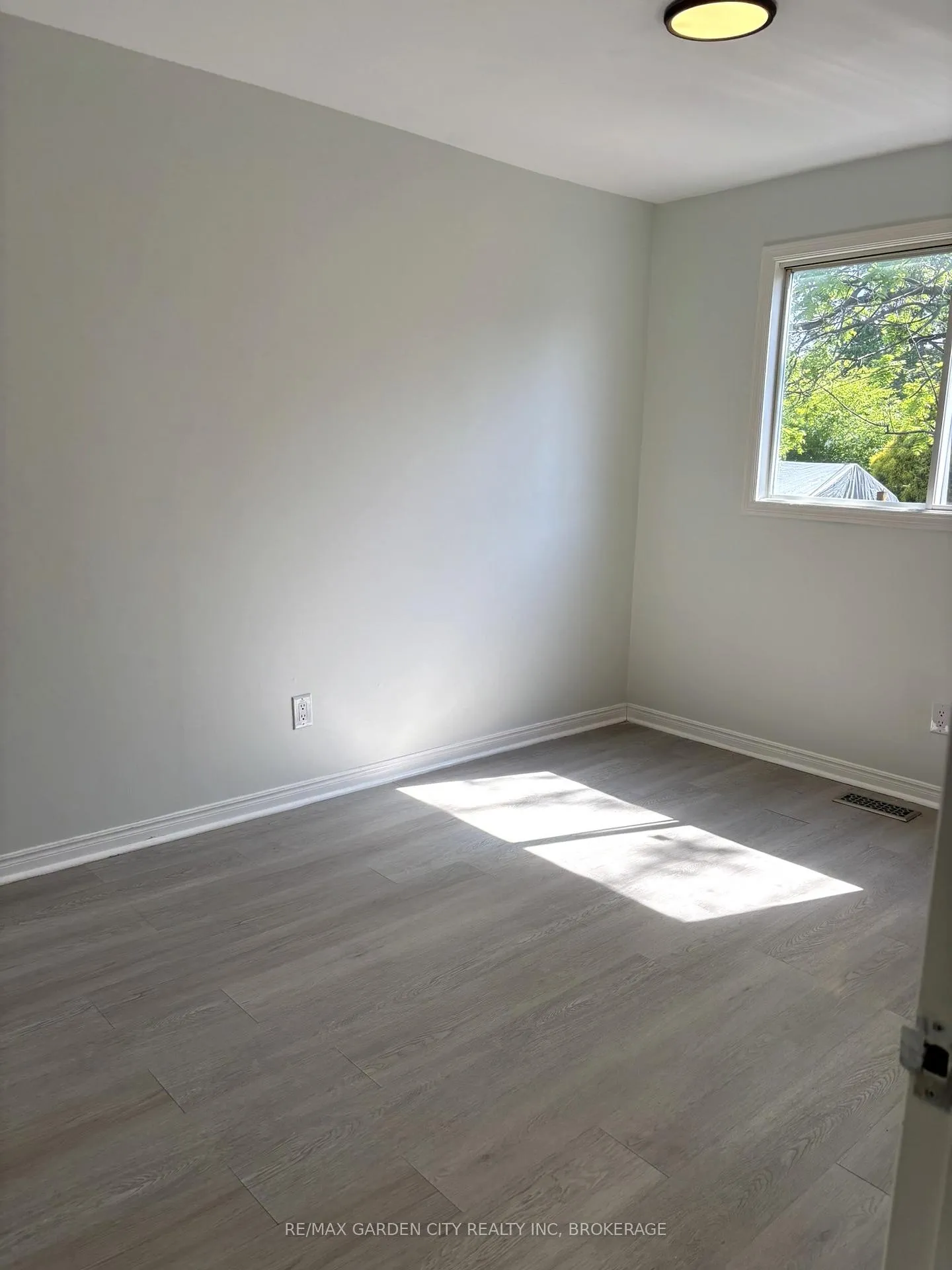 Photo 8 of 54 Bogart Street, St. Catharines, Port Weller — HOMEH