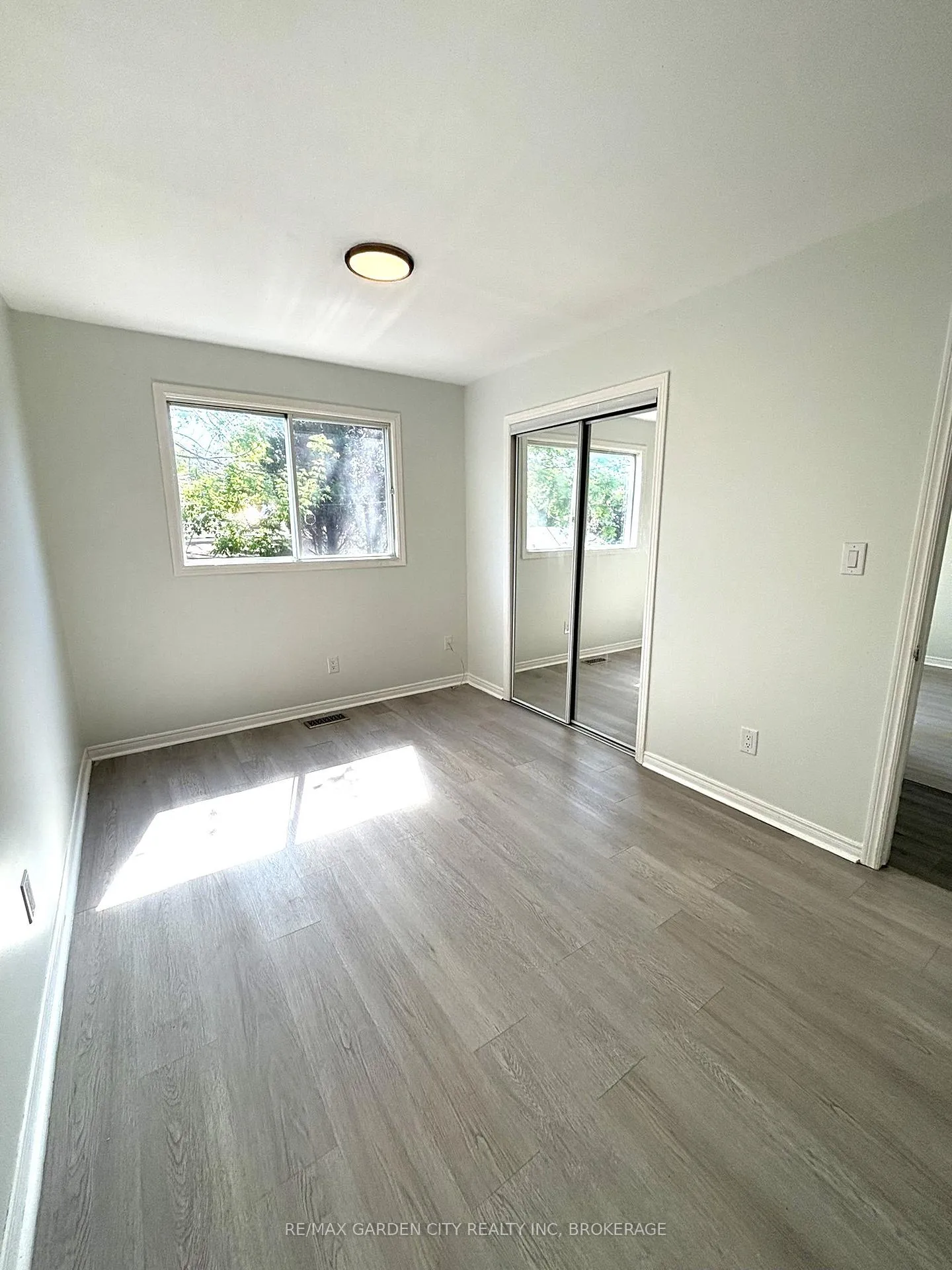 Photo 9 of 54 Bogart Street, St. Catharines, Port Weller — HOMEH