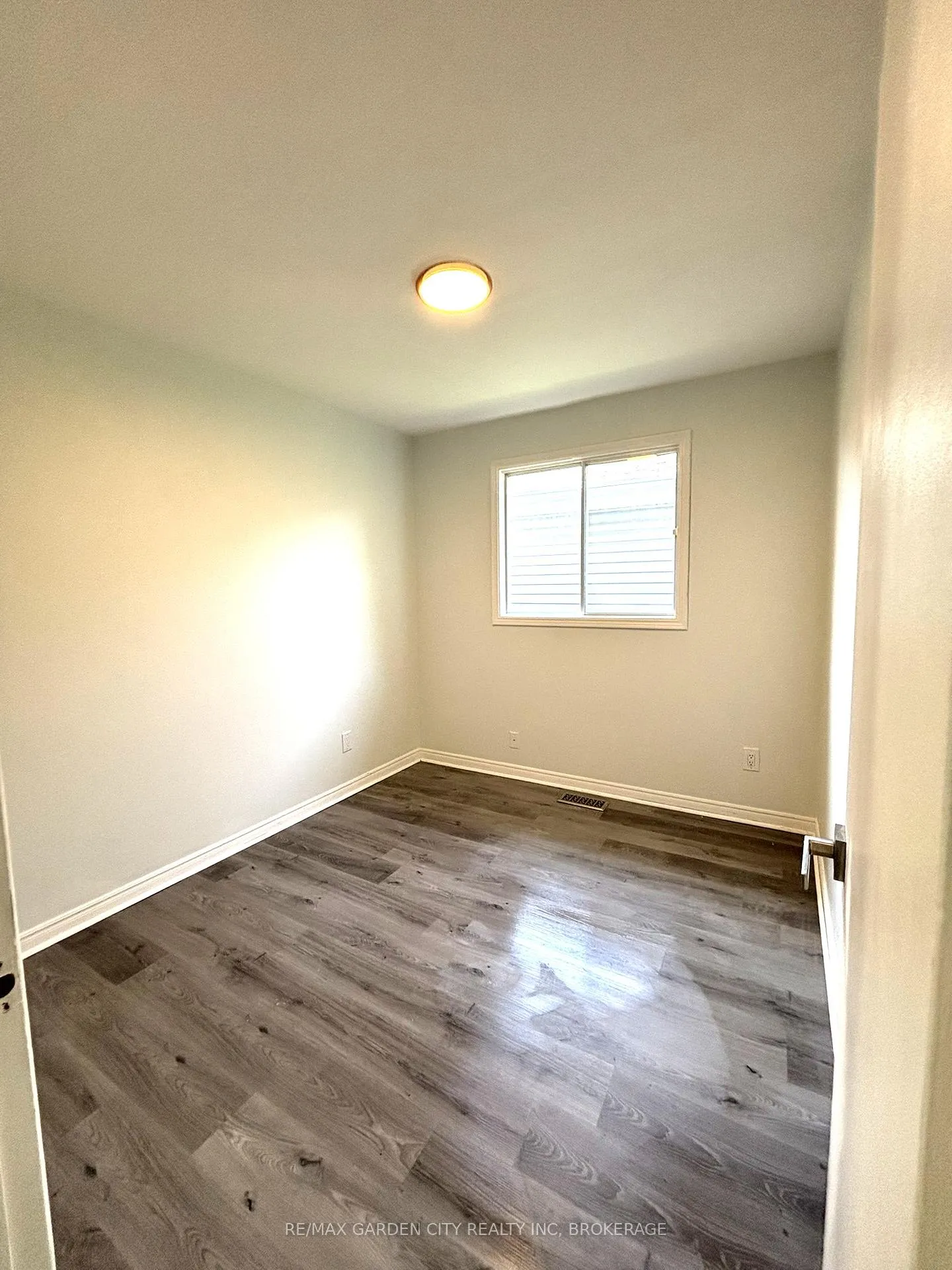 Photo 10 of 54 Bogart Street, St. Catharines, Port Weller — HOMEH