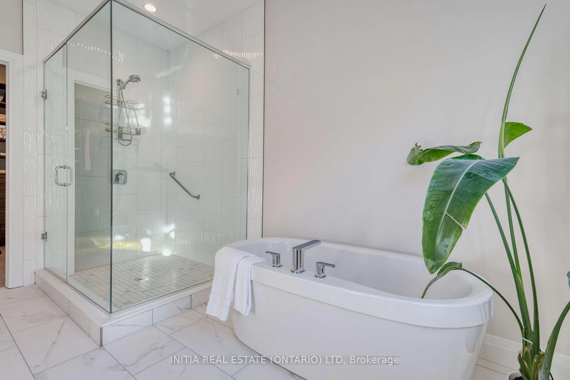 Photo 28 of 1375 Dyer Crescent, London, North S — HOMEH