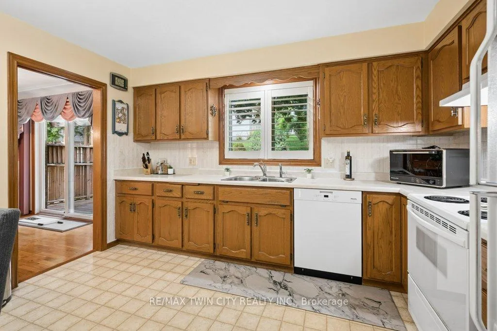 Photo 11 of 336 Manchester Road, Kitchener, Heritage Park - Kitchener — HOMEH