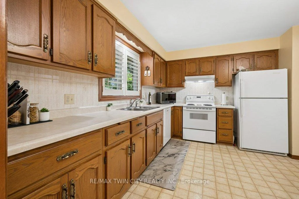 Photo 31 of 336 Manchester Road, Kitchener, Heritage Park - Kitchener — HOMEH