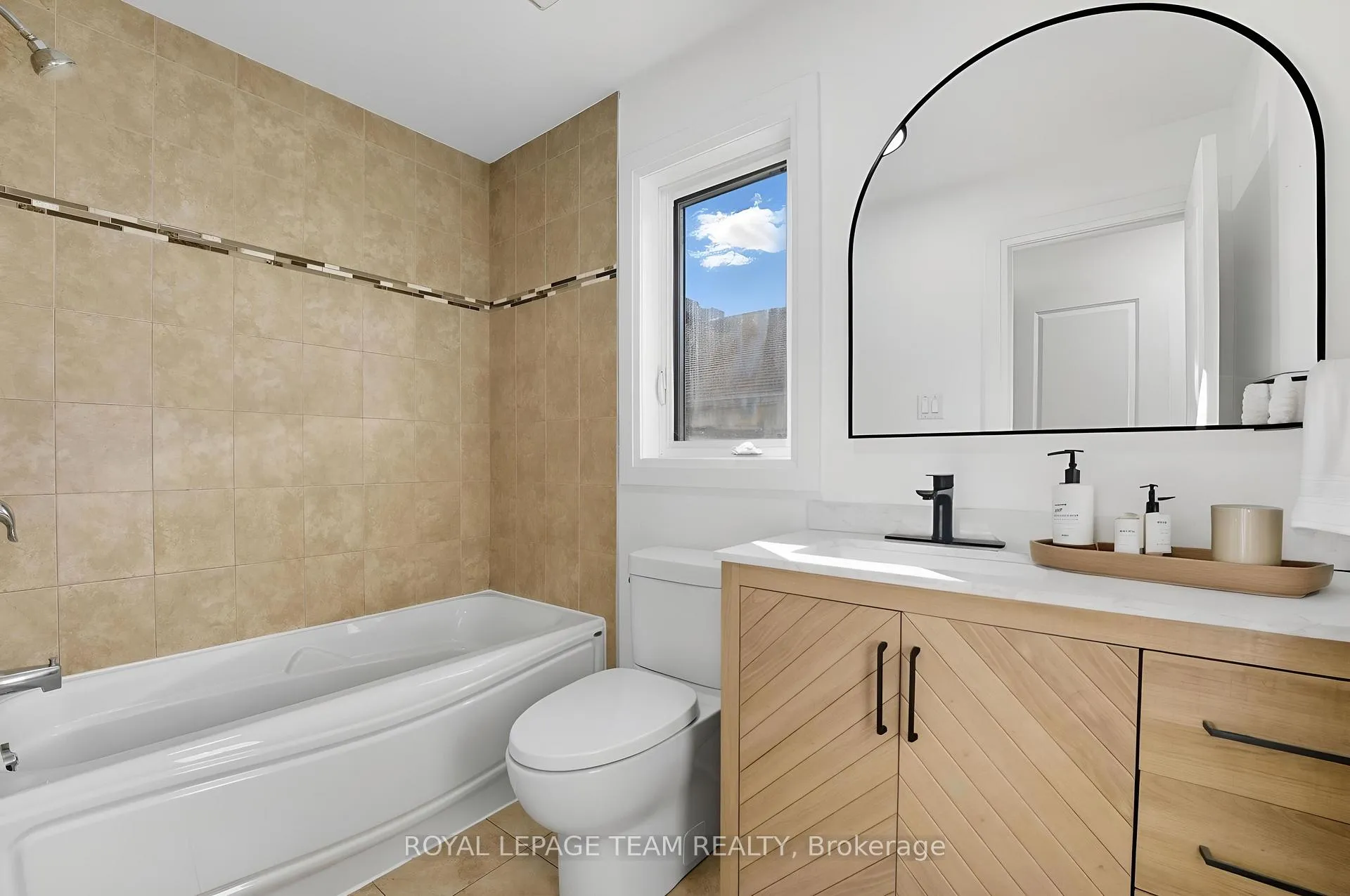 Photo 20 of 1512 Clementine Boulevard, Ottawa, Billings Bridge — HOMEH