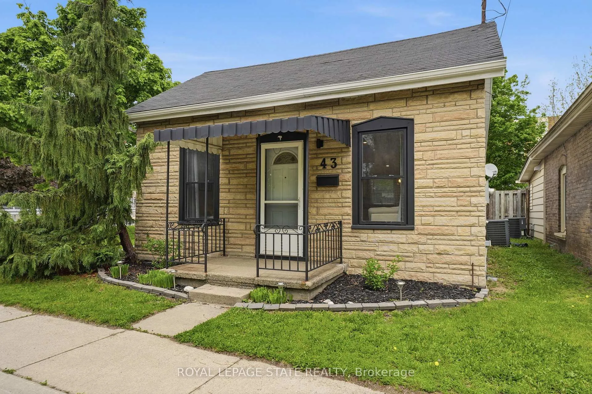 Photo 2 of 43 Alonzo Street, Brantford — HOMEH