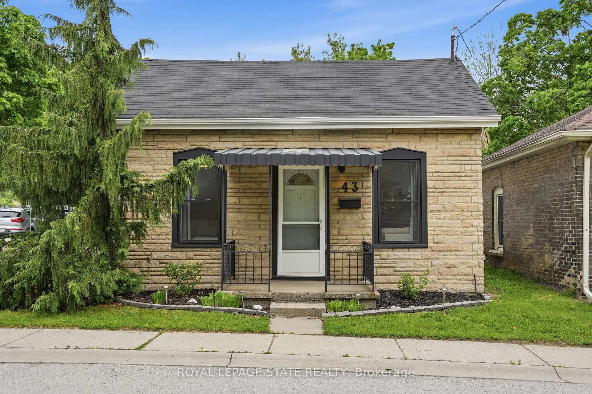 Photo 3 of 43 Alonzo Street, Brantford — HOMEH