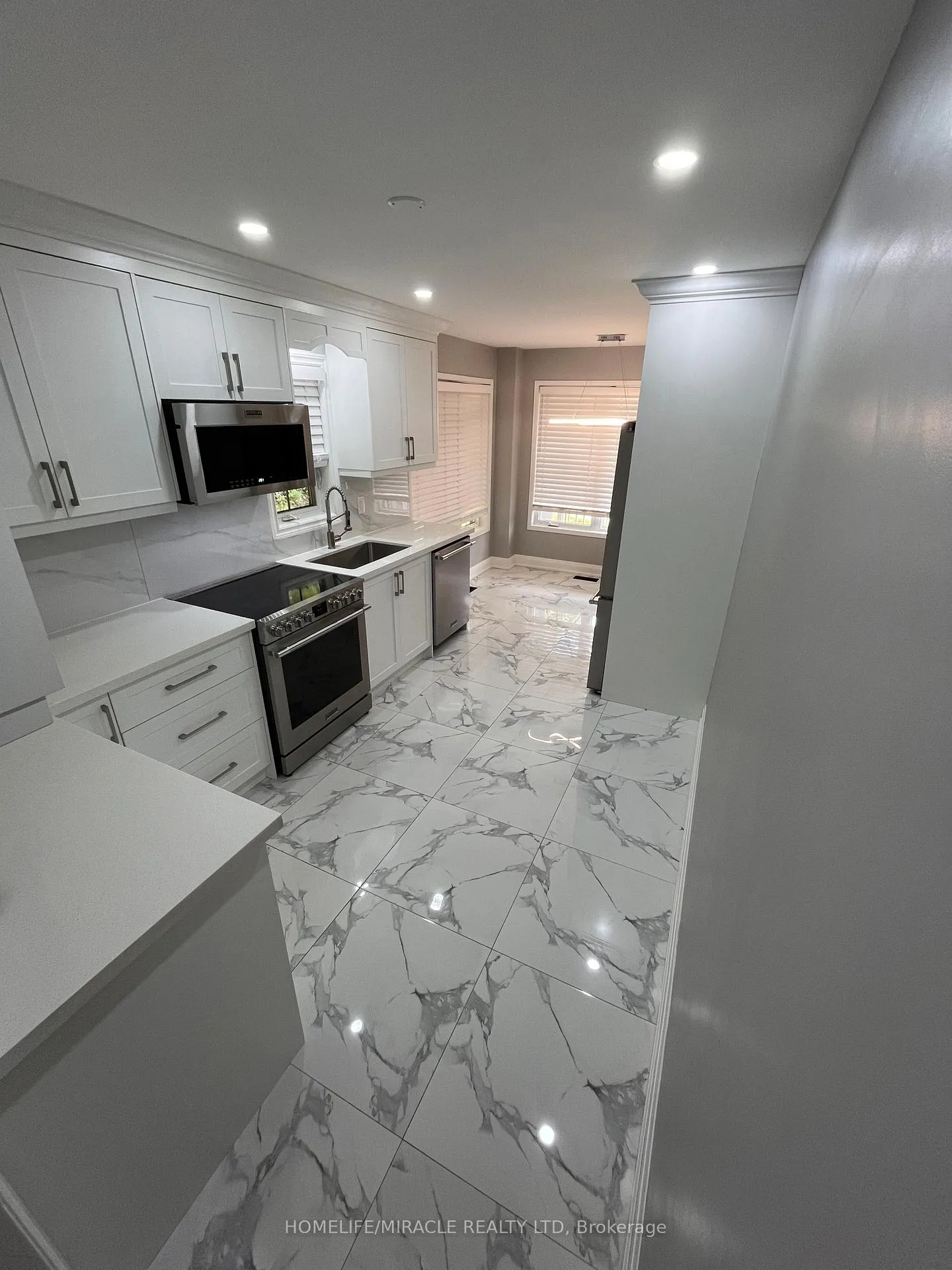 Photo 5 of 161 Cathedral Drive, Whitby, Rolling Acres — HOMEH
