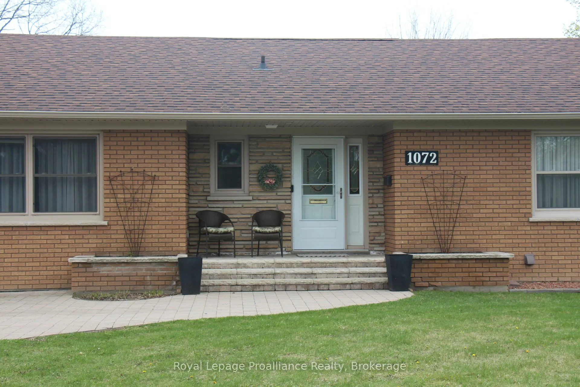 Photo 2 of 1072 Ontario Street, Cobourg — HOMEH