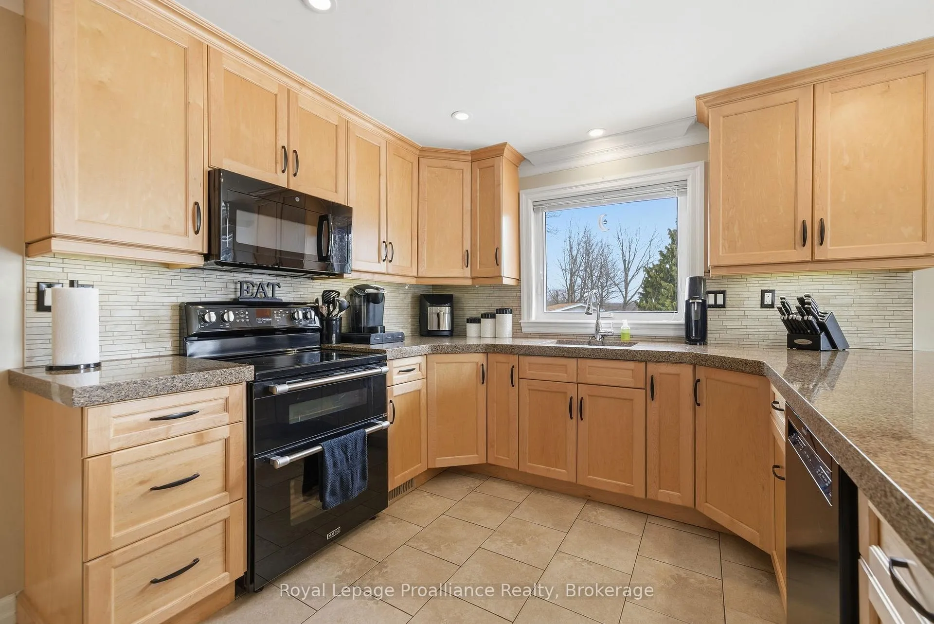Photo 9 of 1072 Ontario Street, Cobourg — HOMEH