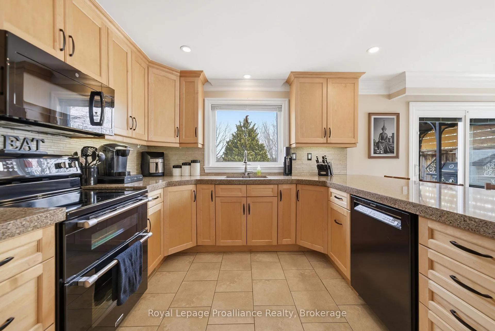 Photo 10 of 1072 Ontario Street, Cobourg — HOMEH