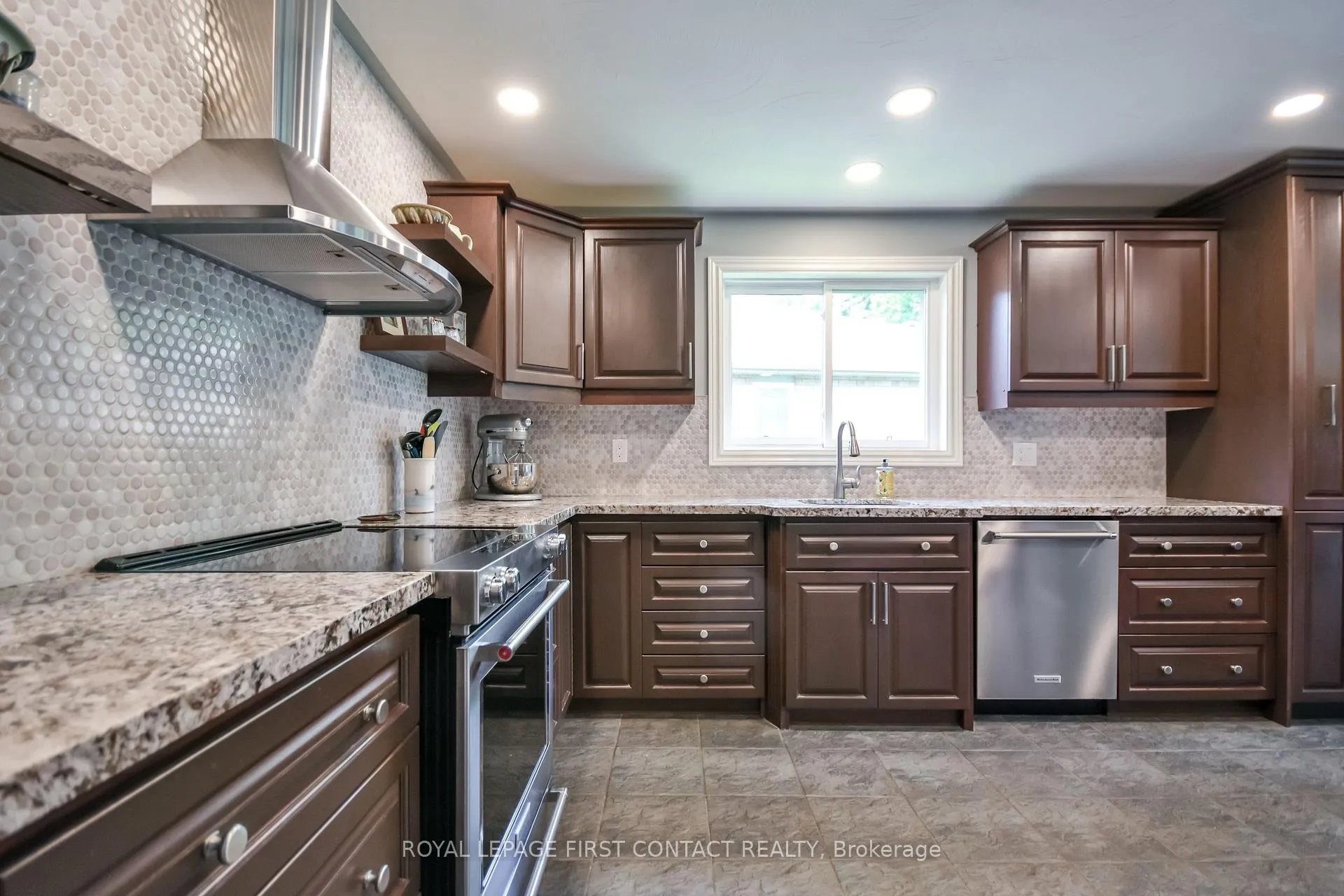 Photo 3 of 6 Nicklaus Drive, Barrie, East Bayfield — HOMEH