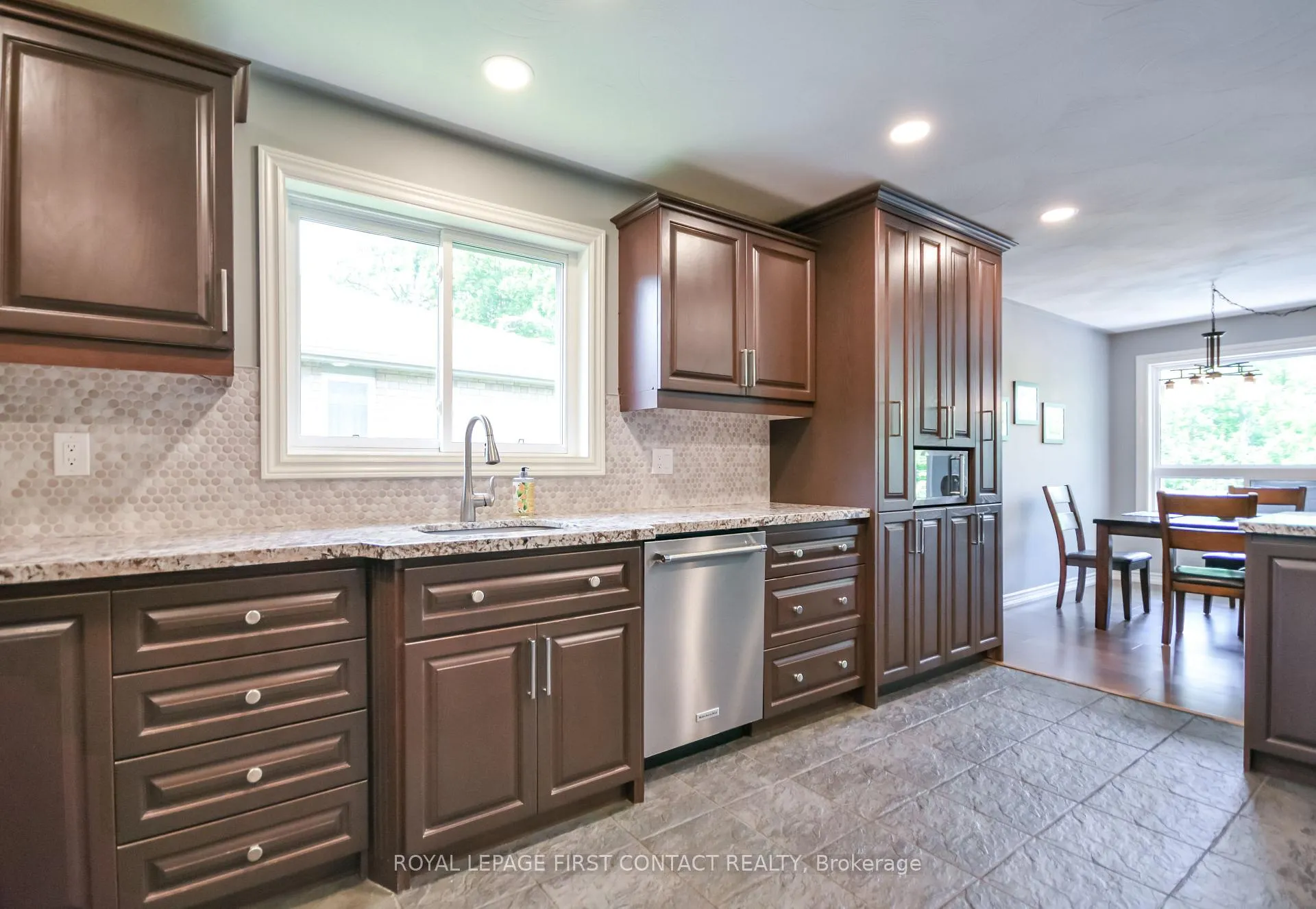 Photo 4 of 6 Nicklaus Drive, Barrie, East Bayfield — HOMEH