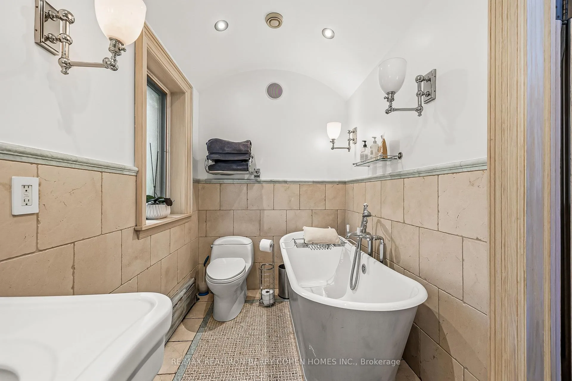 Photo 19 of 39 Ava Road, Toronto, Forest Hill South — HOMEH