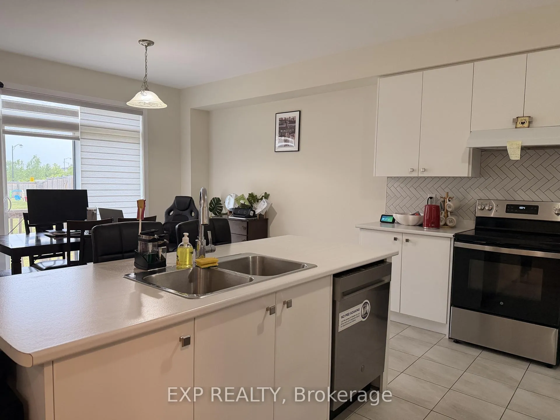 Photo 11 of 187 Lilac Circle, Haldimand — HOMEH