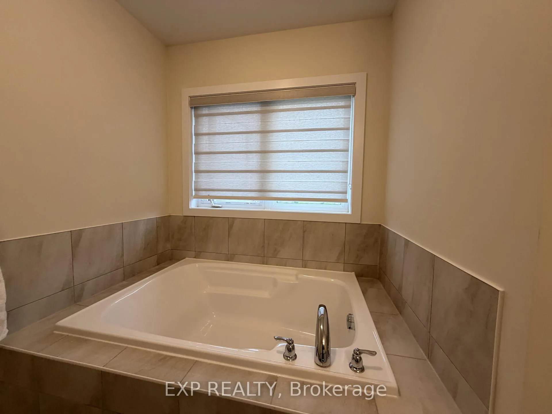Photo 38 of 187 Lilac Circle, Haldimand — HOMEH