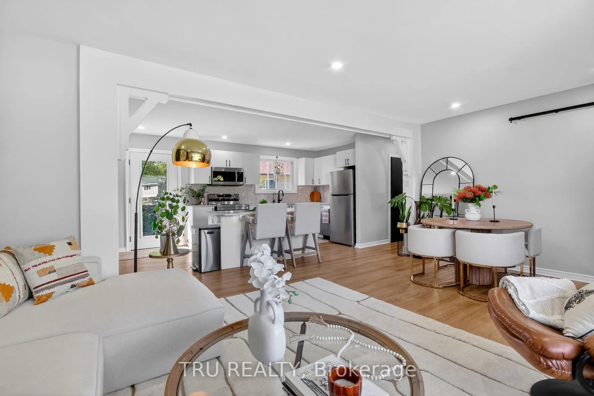 Photo 10 of 19 Todd Drive, Ottawa, Richmond — HOMEH