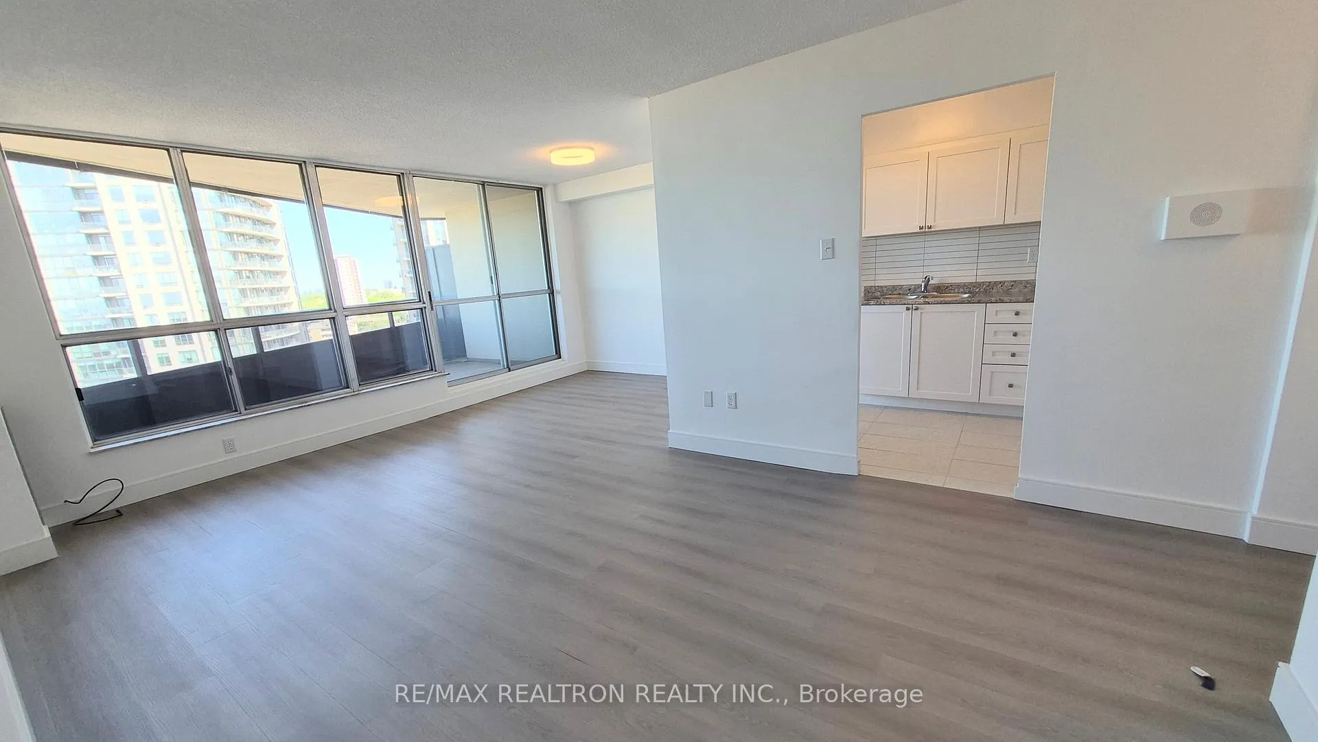 Photo 4 of Unit 1606, 21 Vaughan Road, Toronto, Wychwood — HOMEH
