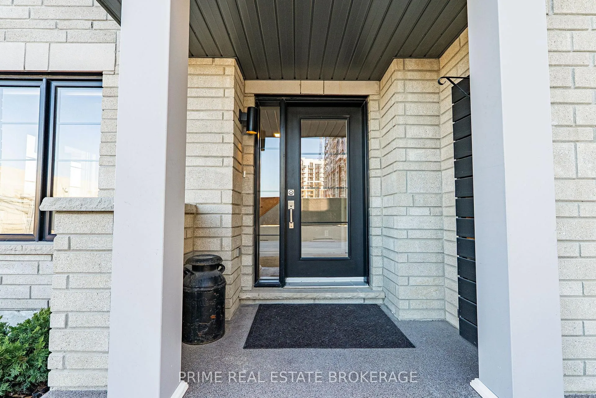 Photo 4 of 2 King William Way, Clarington, Bowmanville — HOMEH