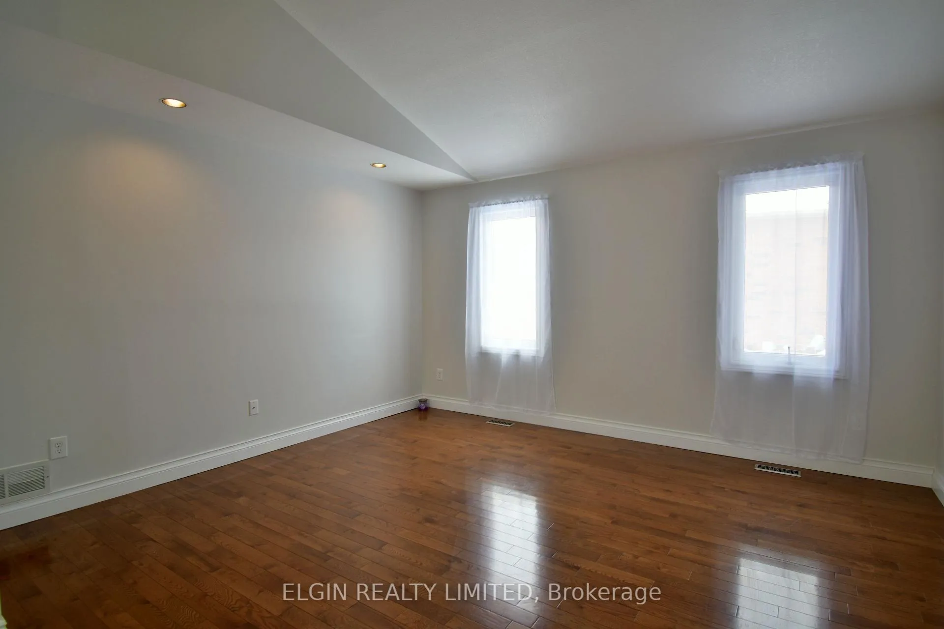 Photo 8 of 578 Wellington Street, St. Thomas — HOMEH