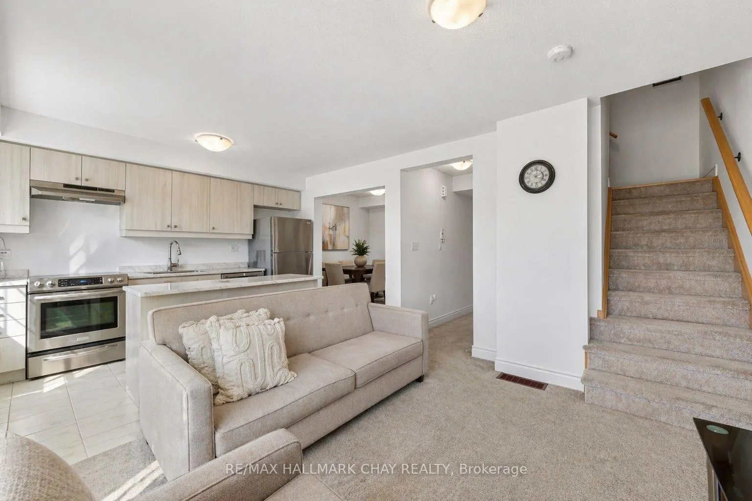 Photo 4 of 39 Kodiak Terrace, Barrie, Rural Barrie Southwest — HOMEH