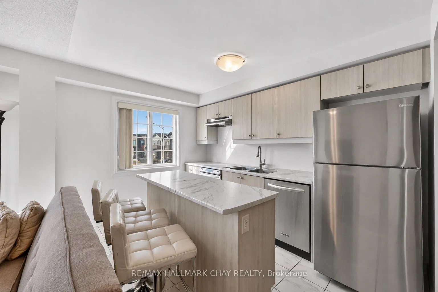 Photo 5 of 39 Kodiak Terrace, Barrie, Rural Barrie Southwest — HOMEH