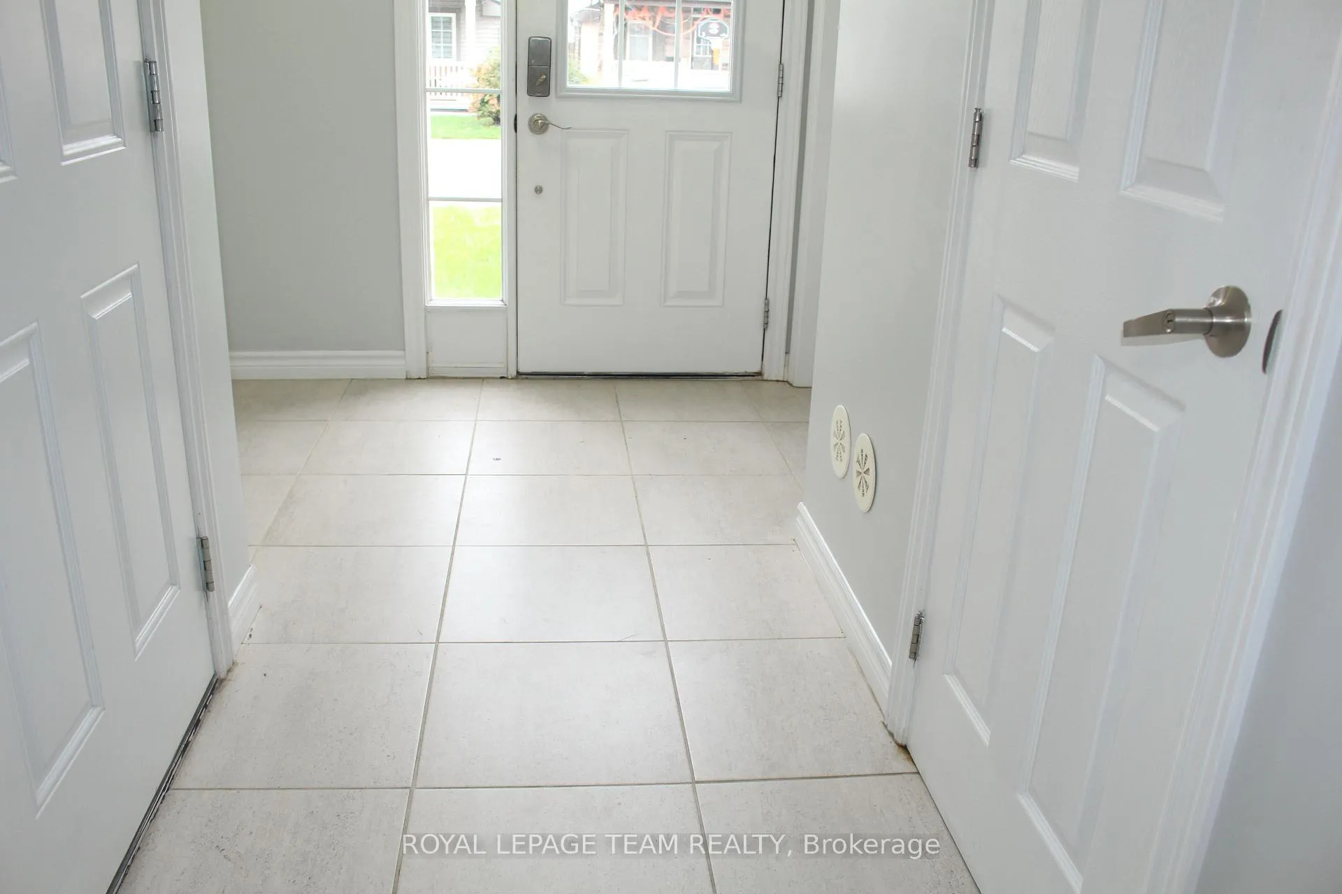 Photo 4 of 374 Sweet Grass Circle, Ottawa, Barrhaven - Half Moon Bay — HOMEH