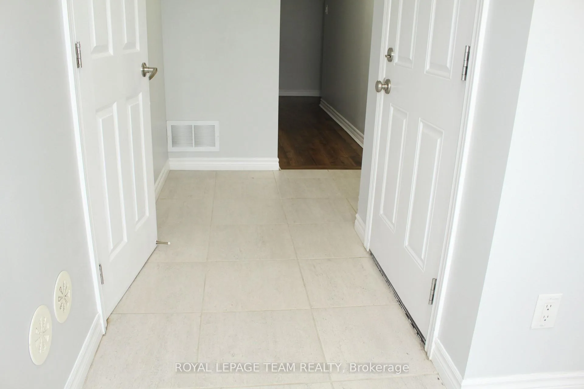 Photo 5 of 374 Sweet Grass Circle, Ottawa, Barrhaven - Half Moon Bay — HOMEH