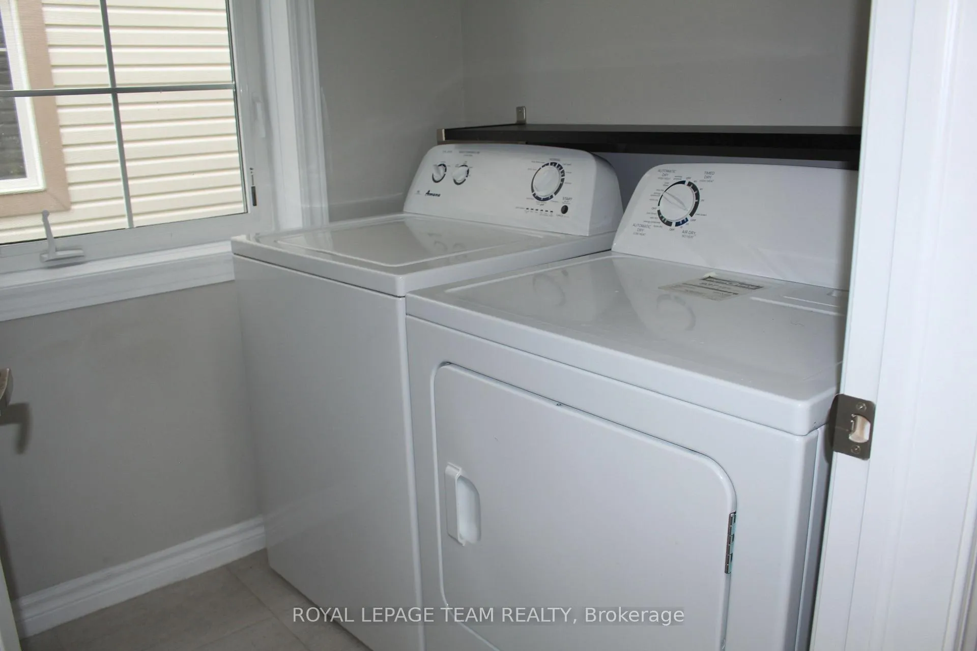 Photo 7 of 374 Sweet Grass Circle, Ottawa, Barrhaven - Half Moon Bay — HOMEH