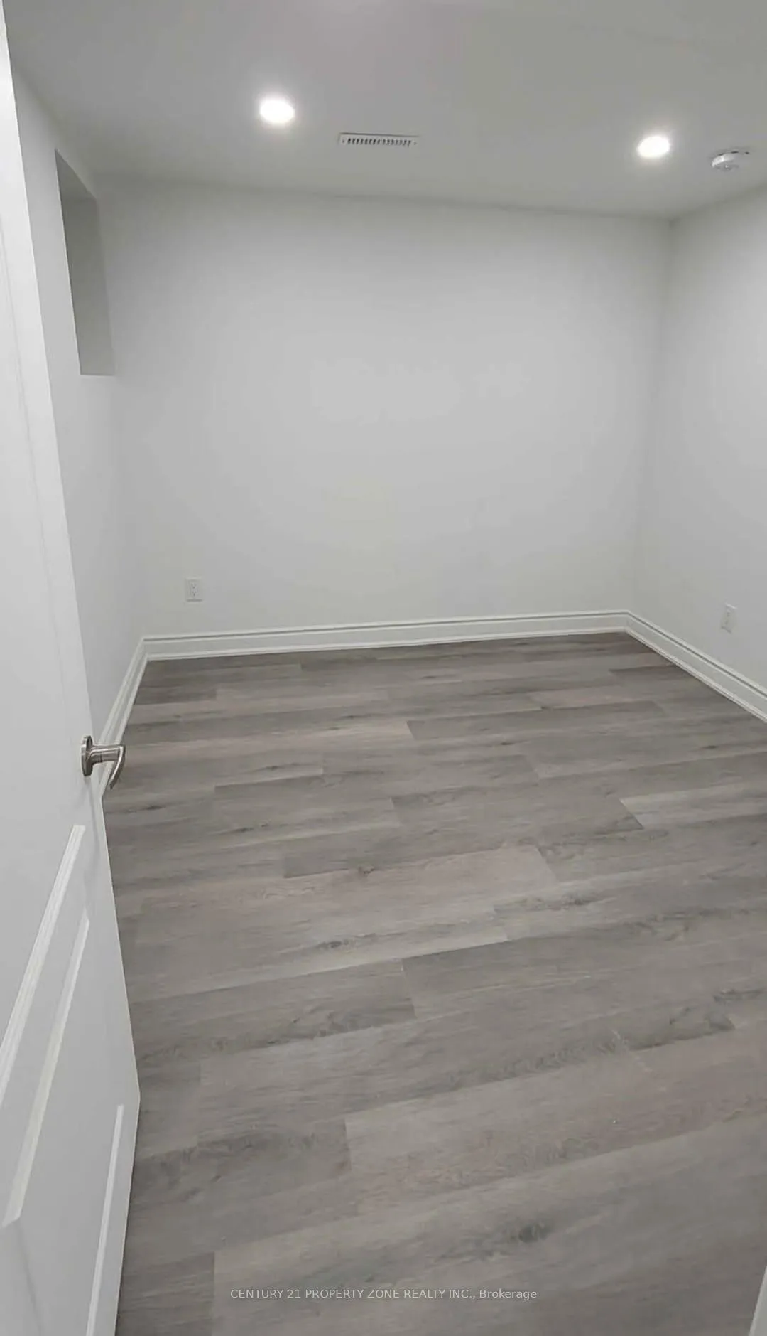 Photo 7 of 22 Brentcliff Drive, Brampton, Fletcher's Meadow — HOMEH