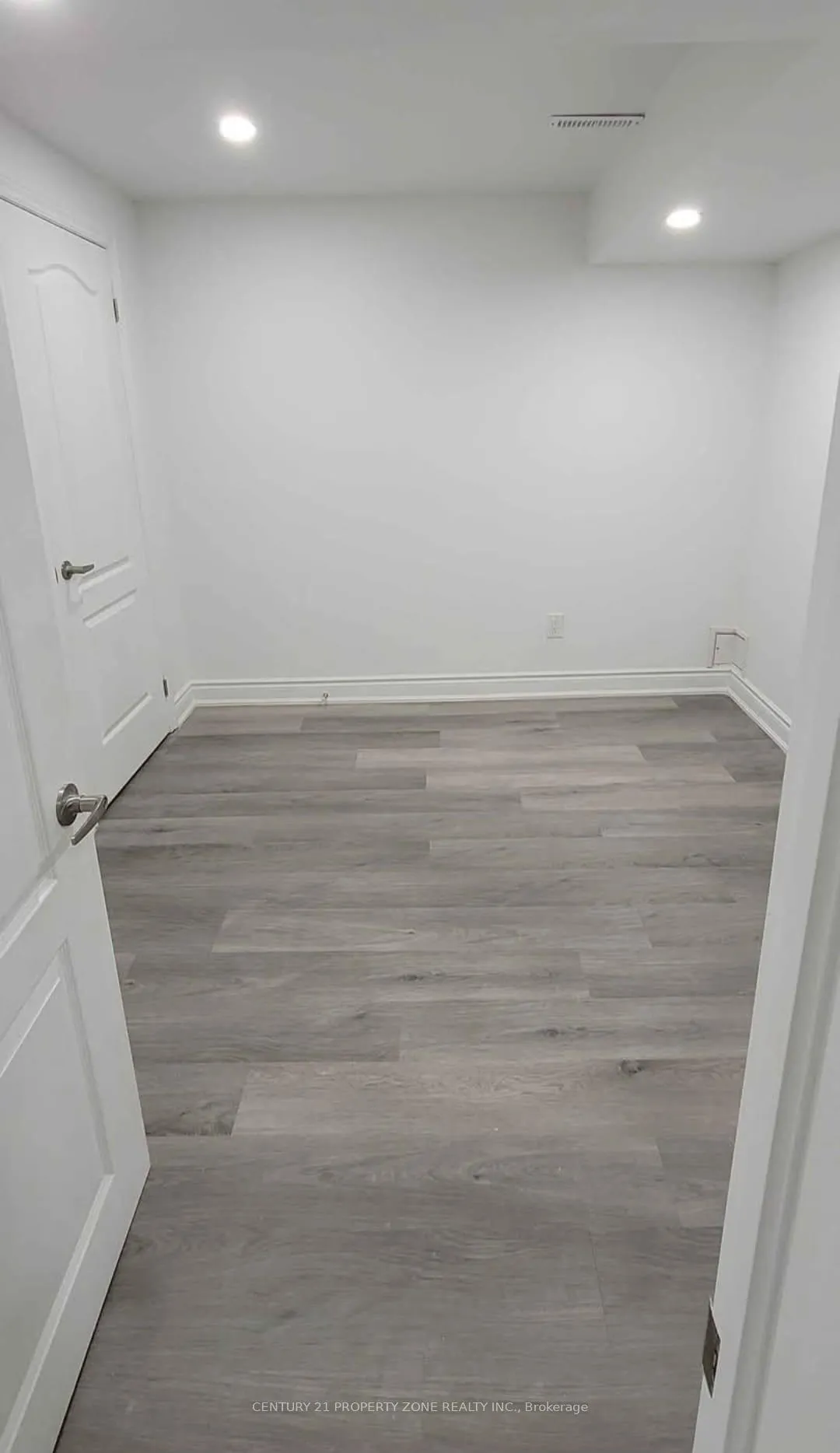 Photo 9 of 22 Brentcliff Drive, Brampton, Fletcher's Meadow — HOMEH