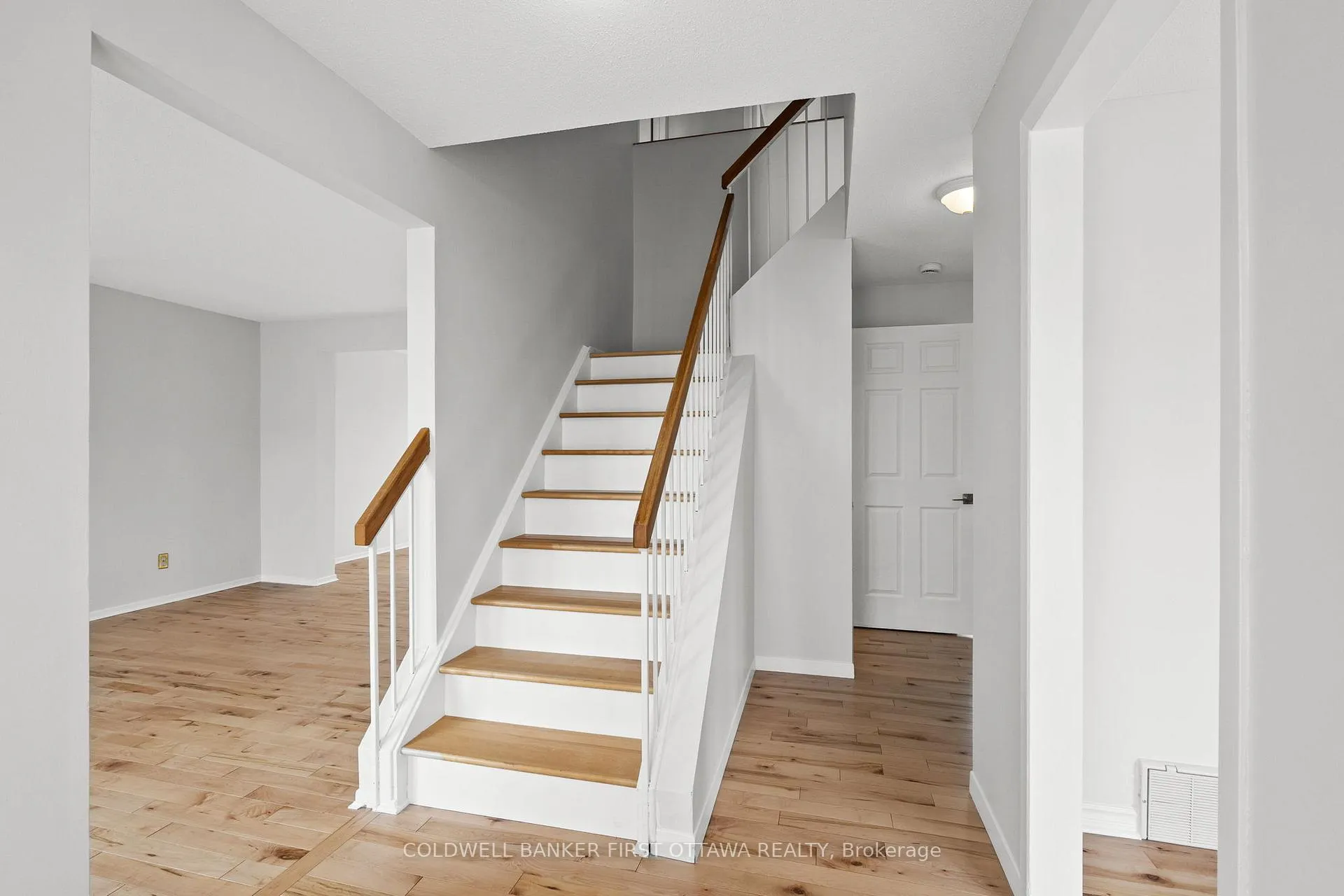 Photo 5 of 390 Cloverheath Crescent, Ottawa, Queenswood Heights South — HOMEH