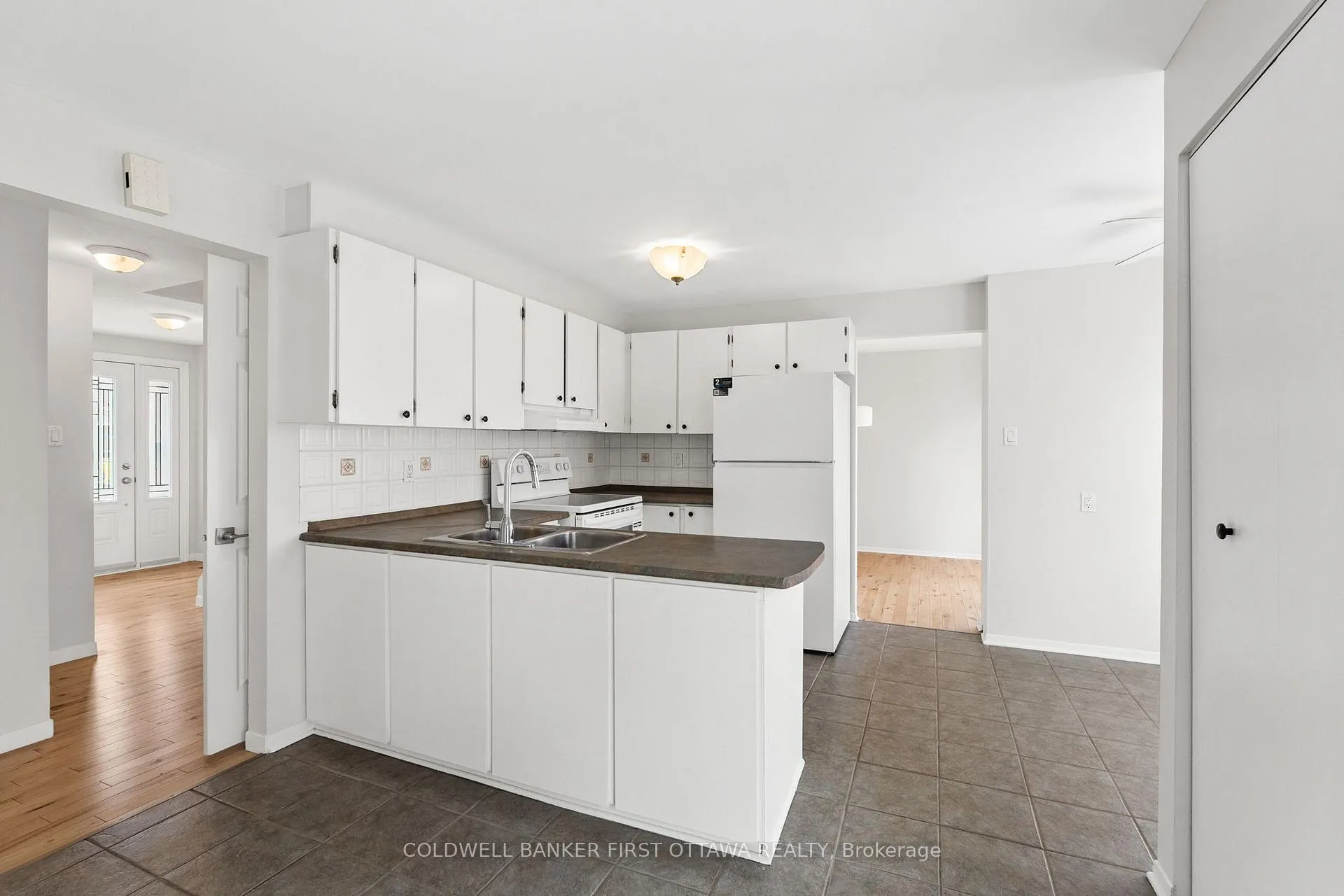 Photo 15 of 390 Cloverheath Crescent, Ottawa, Queenswood Heights South — HOMEH