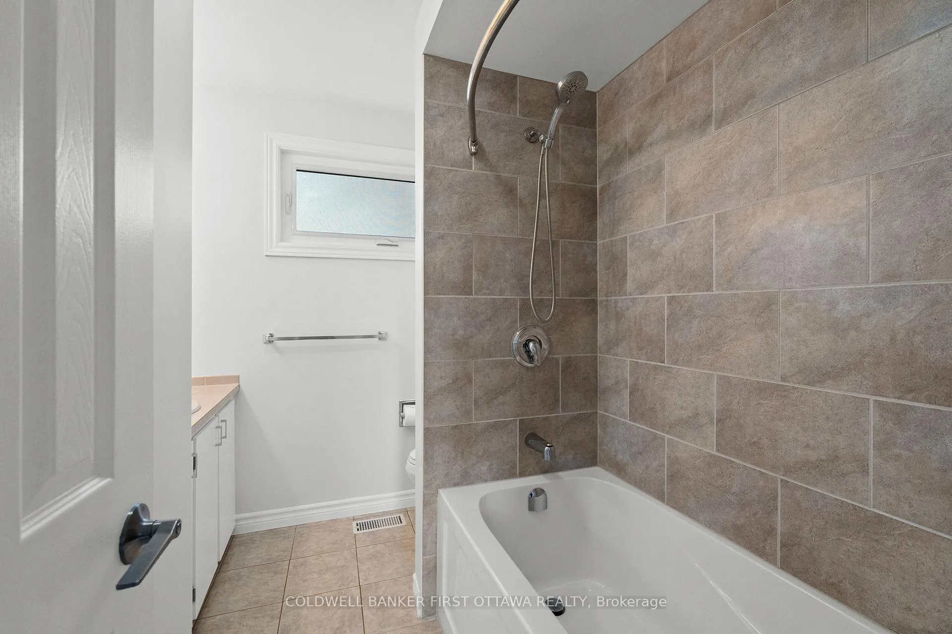 Photo 25 of 390 Cloverheath Crescent, Ottawa, Queenswood Heights South — HOMEH