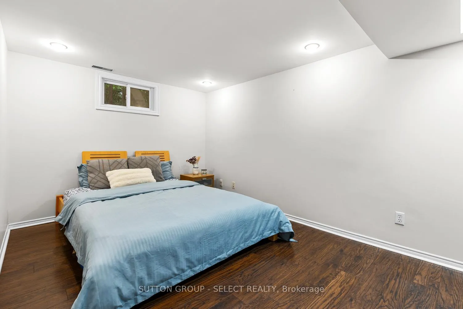 Photo 33 of 72 Emery Street E, London, South F — HOMEH