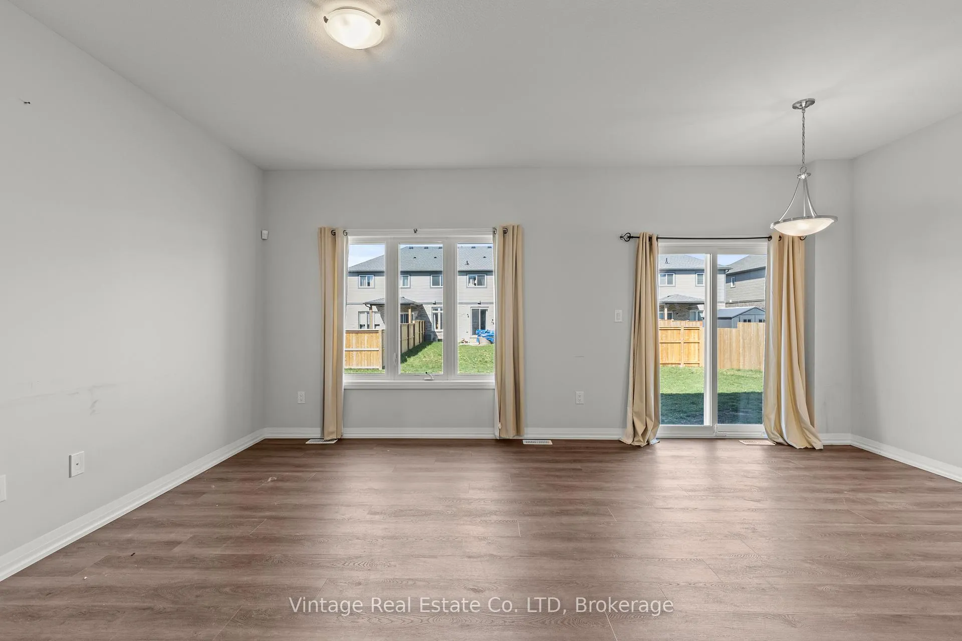 Photo 5 of 46 Samuel Avenue, Pelham, Fonthill — HOMEH