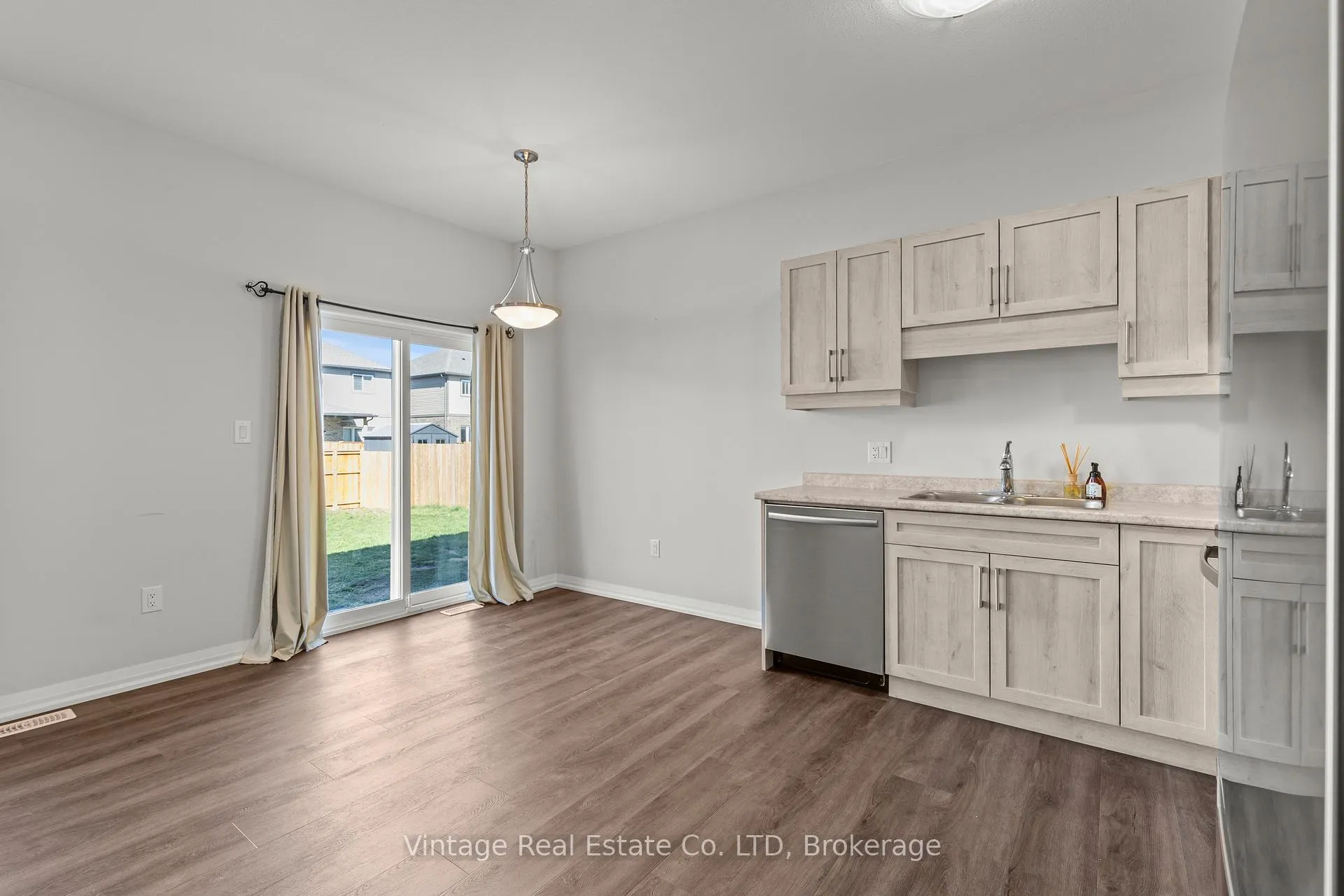 Photo 8 of 46 Samuel Avenue, Pelham, Fonthill — HOMEH