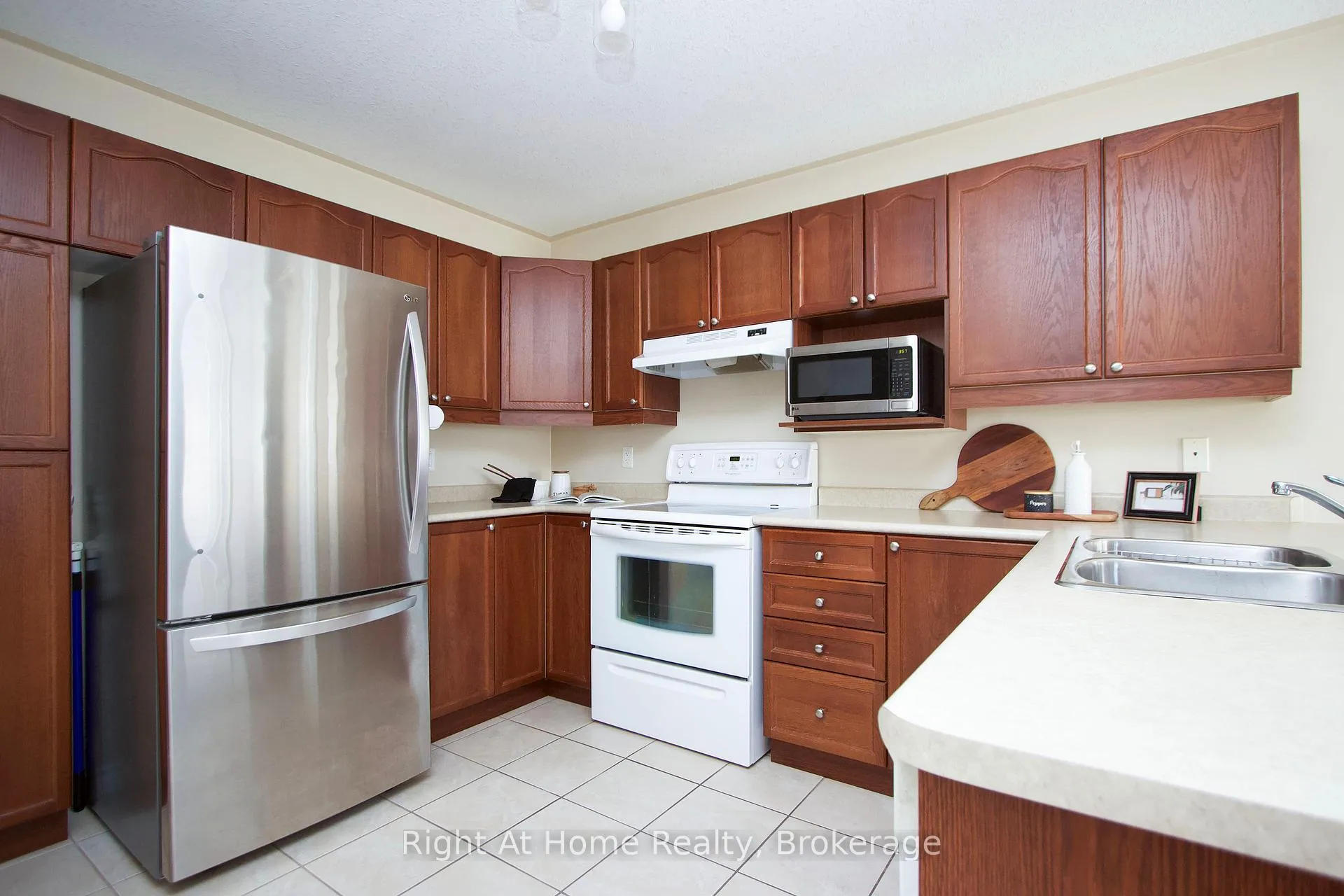 Photo 10 of 2 Cousins Street, Clarington, Courtice — HOMEH