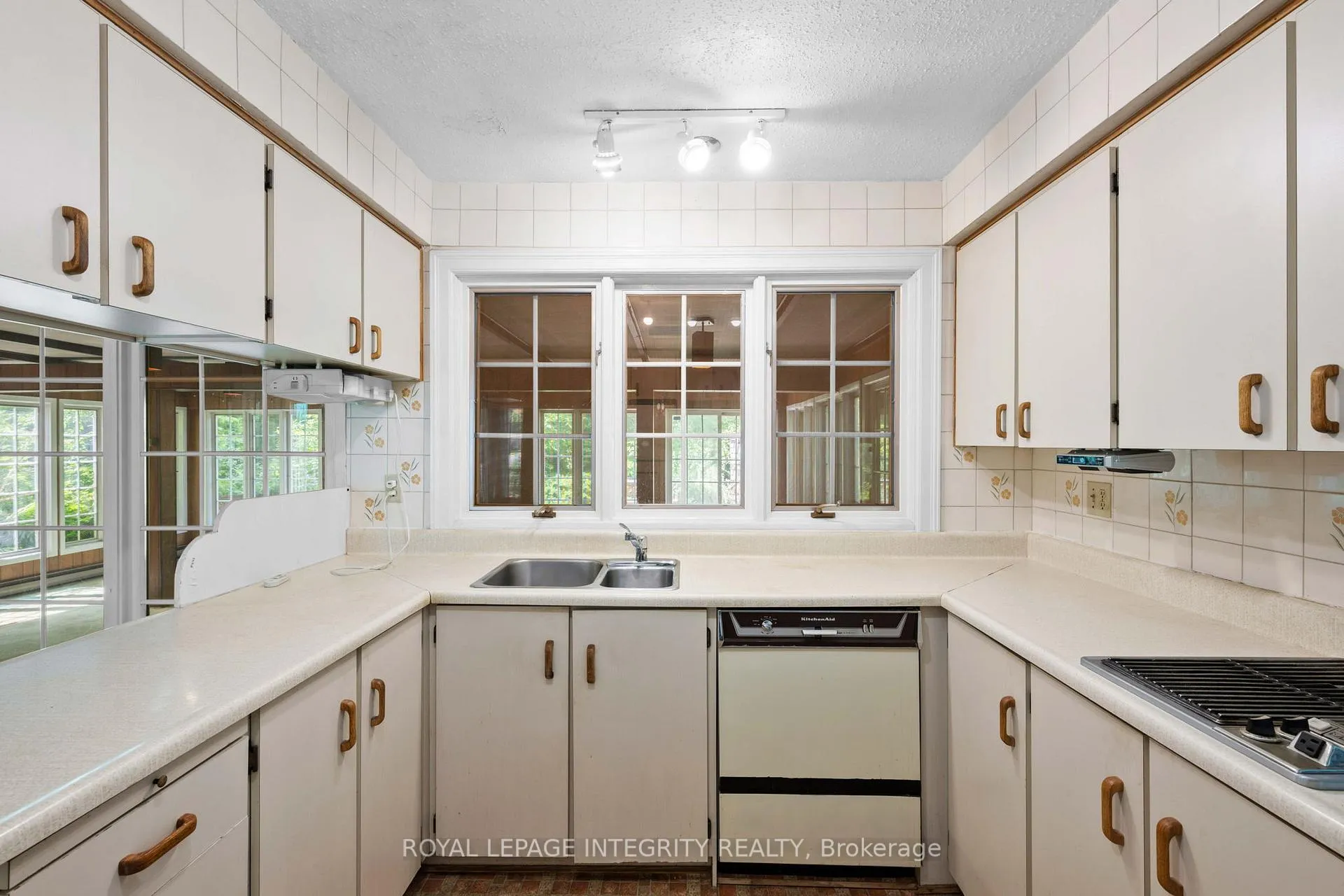Photo 9 of 39 Mohawk Crescent, Ottawa, Bruce Farm/Graham Park/Qualicum/Bellands — HOMEH