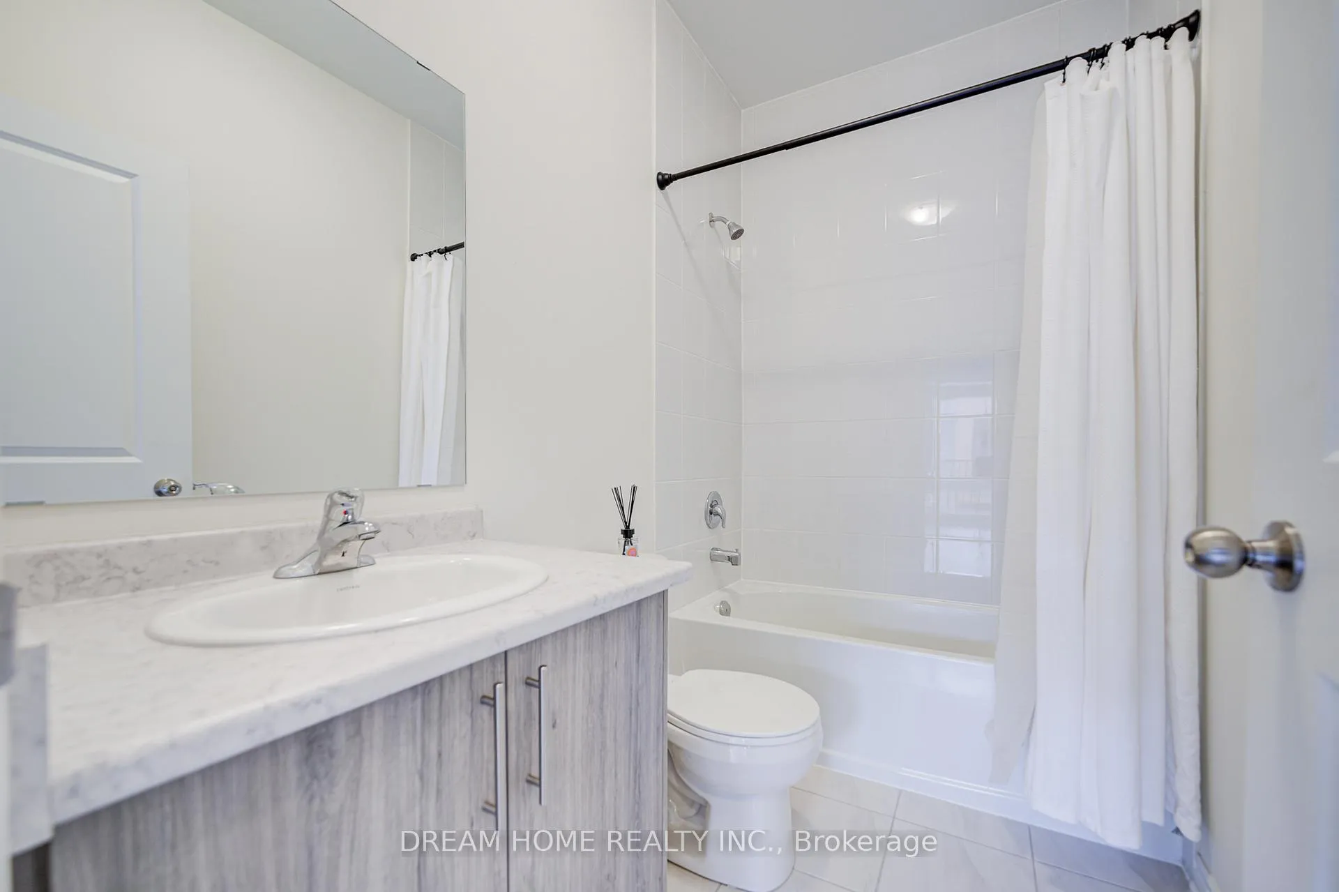 Photo 24 of 19 Coppini Lane, Ajax, South East — HOMEH