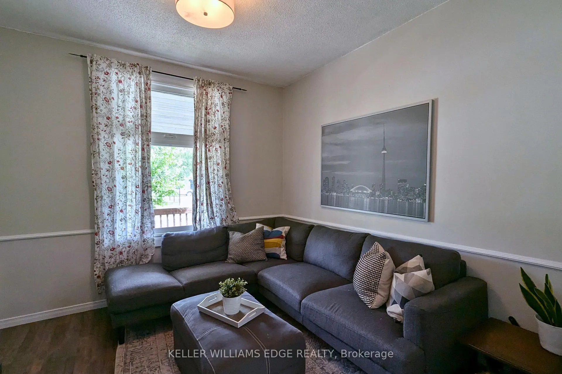 Photo 4 of 209 Glendale Avenue N, Hamilton, Crown Point — HOMEH