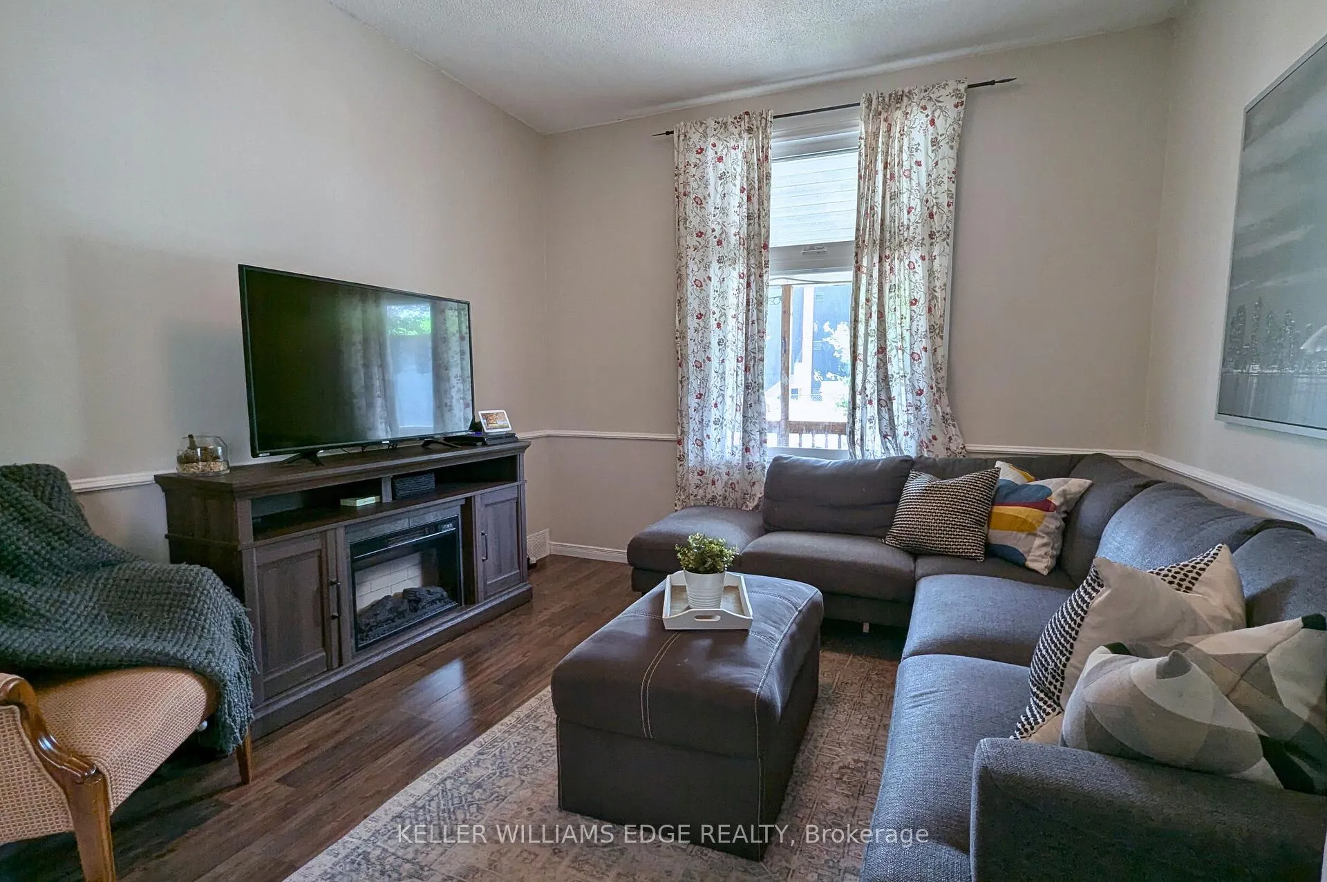 Photo 5 of 209 Glendale Avenue N, Hamilton, Crown Point — HOMEH
