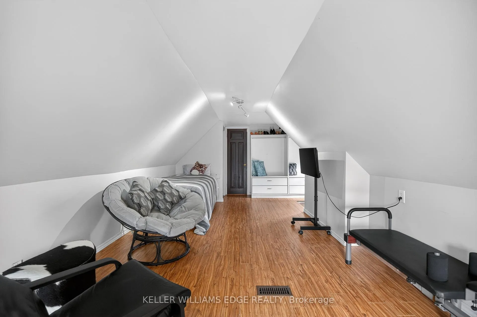 Photo 25 of 209 Glendale Avenue N, Hamilton, Crown Point — HOMEH