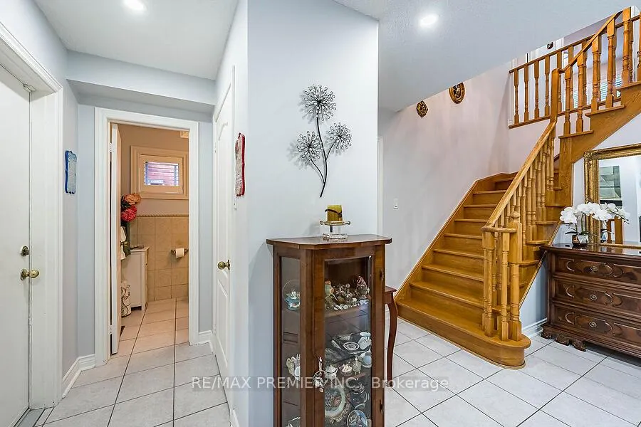 Photo 4 of 228 Veneto Drive, Vaughan, Vaughan Grove — HOMEH