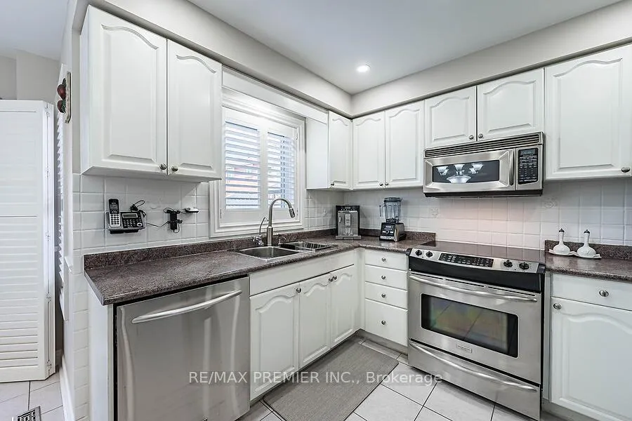 Photo 13 of 228 Veneto Drive, Vaughan, Vaughan Grove — HOMEH