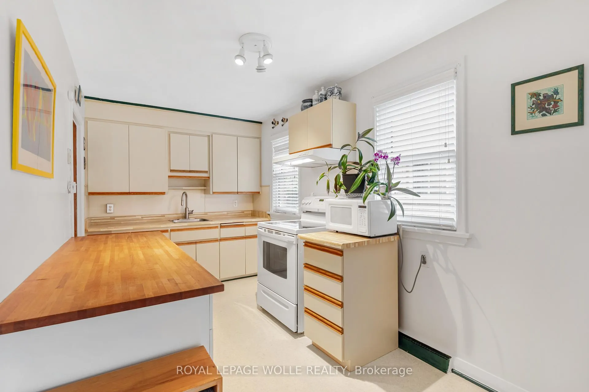 Photo 10 of 34 6 Avenue, Kitchener — HOMEH