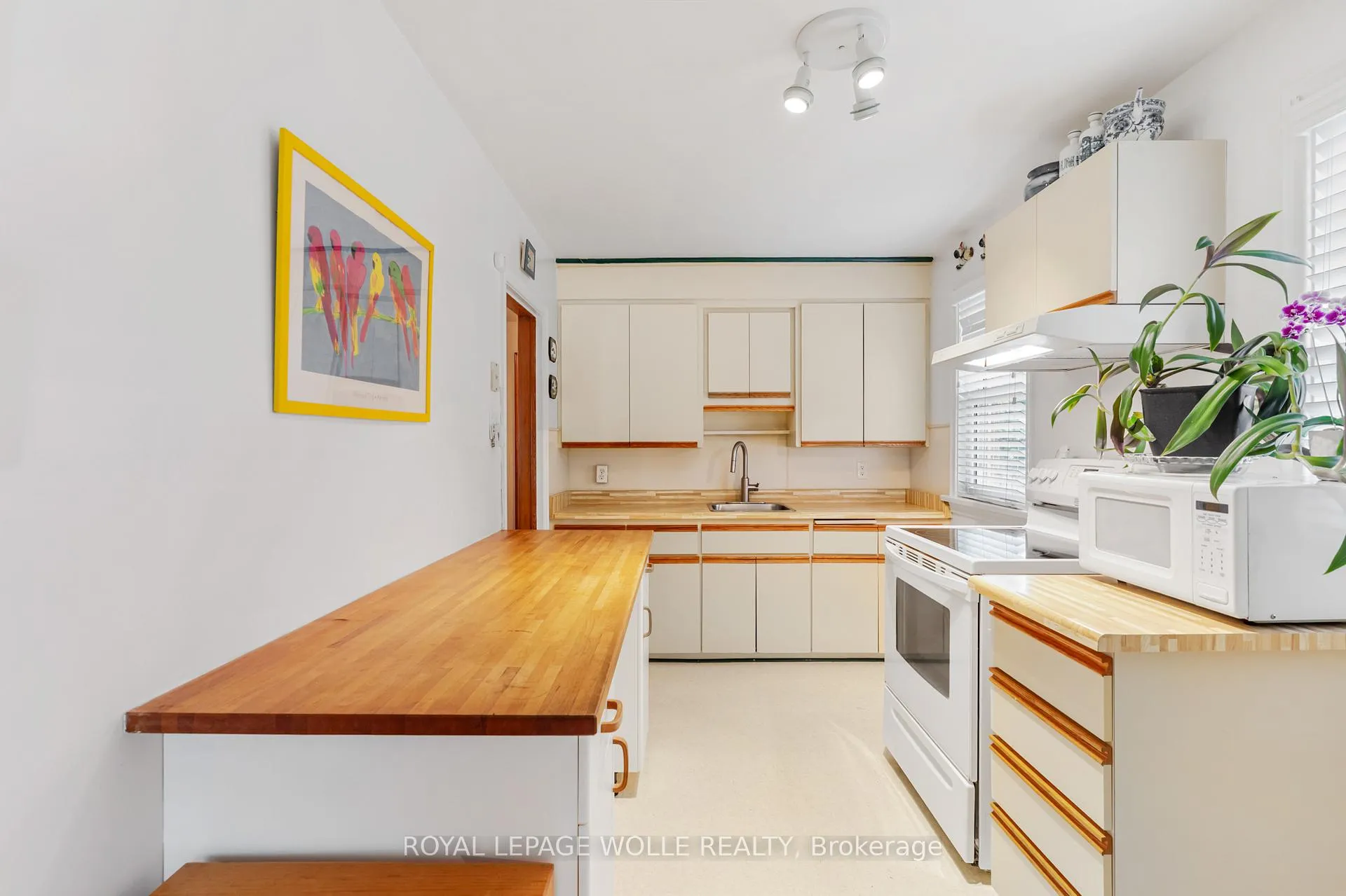 Photo 11 of 34 6 Avenue, Kitchener — HOMEH