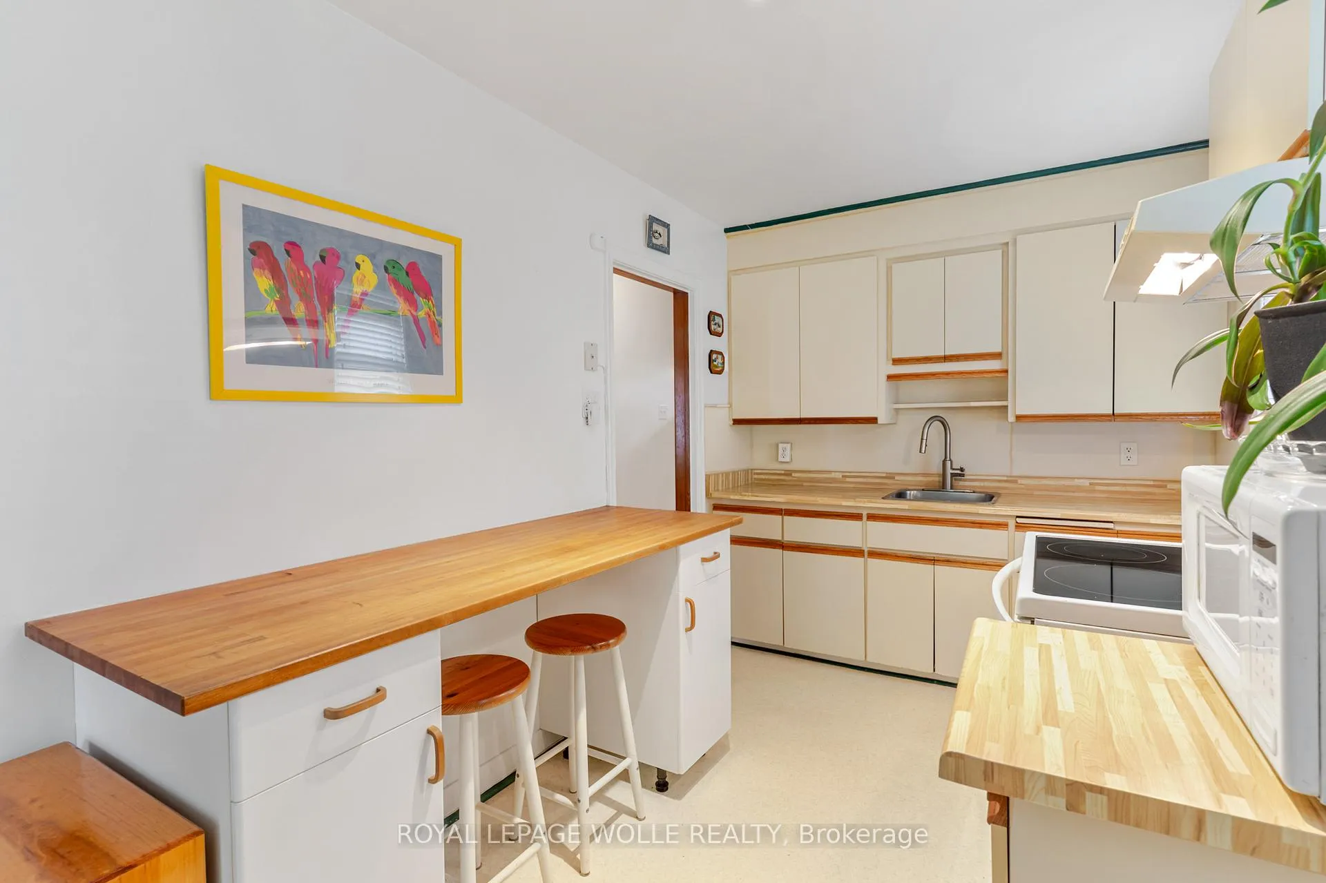 Photo 12 of 34 6 Avenue, Kitchener — HOMEH