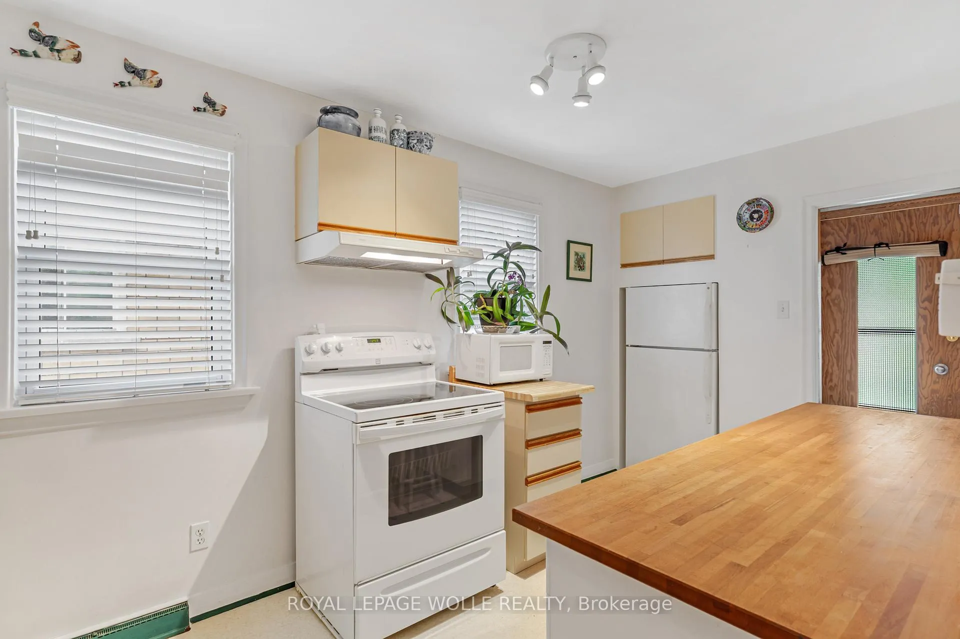 Photo 14 of 34 6 Avenue, Kitchener — HOMEH