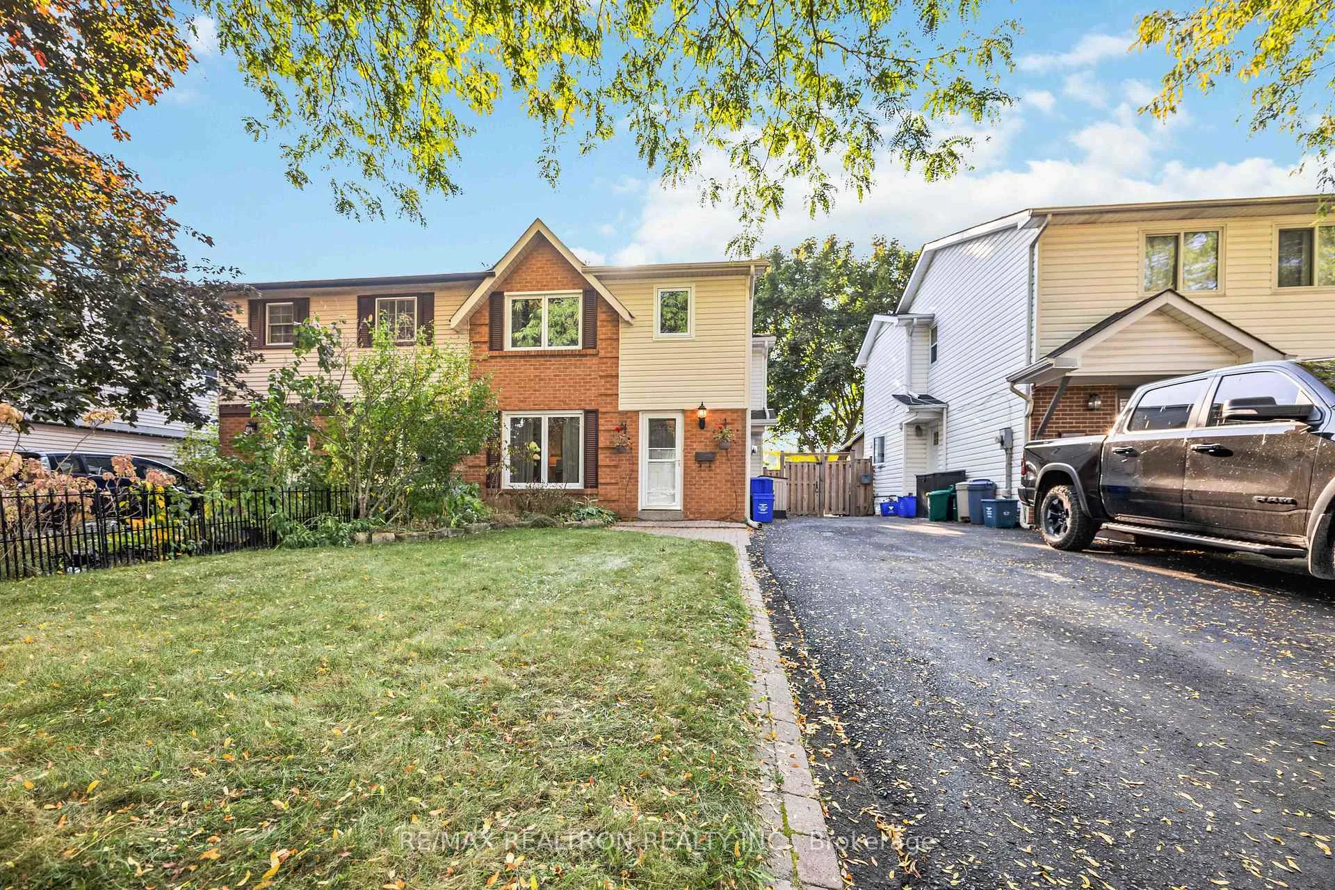 Photo 2 of 264 Galway Court, Oshawa, Vanier — HOMEH